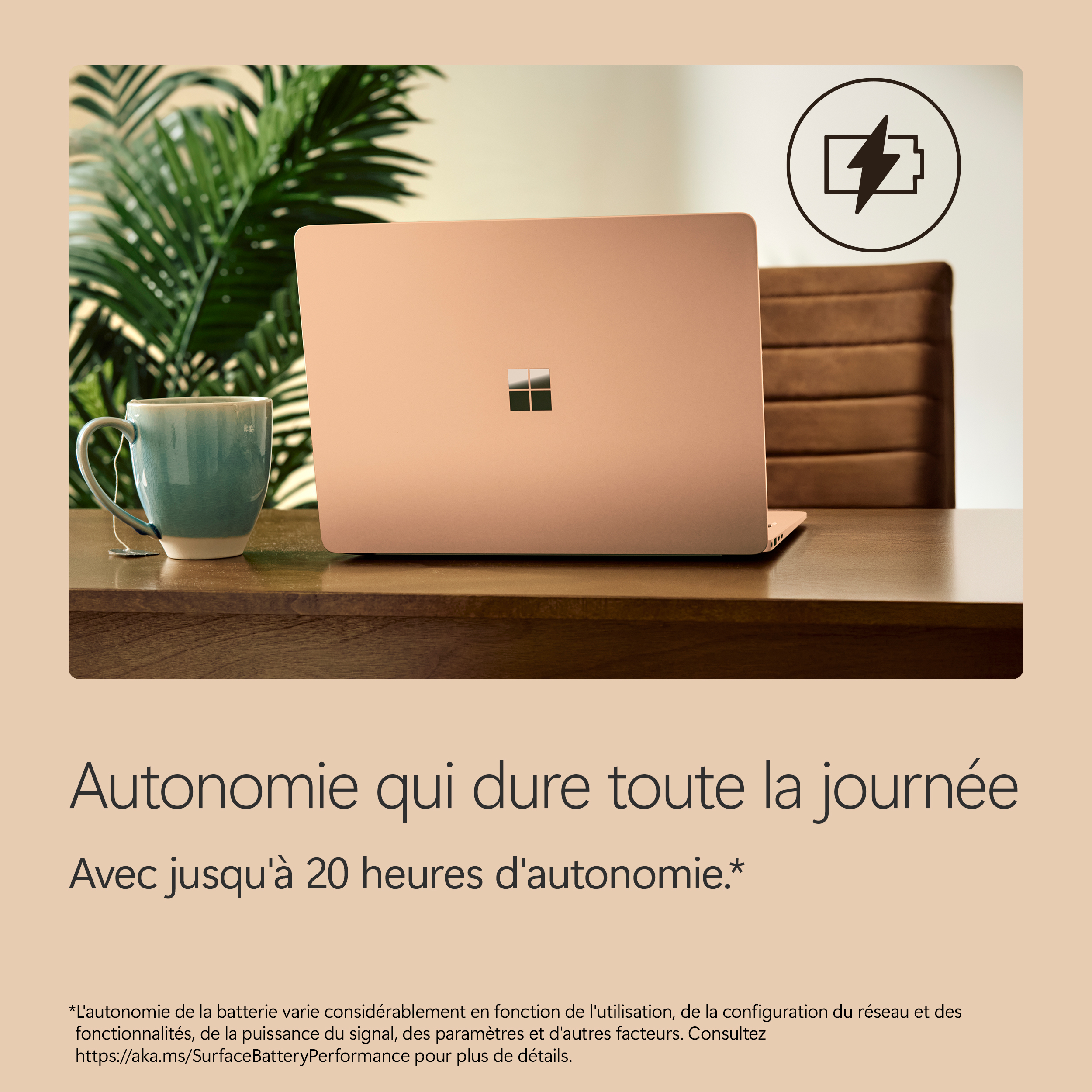 Un ordinateur portable, une tasse de thé et une icône de batterie sur un bureau.