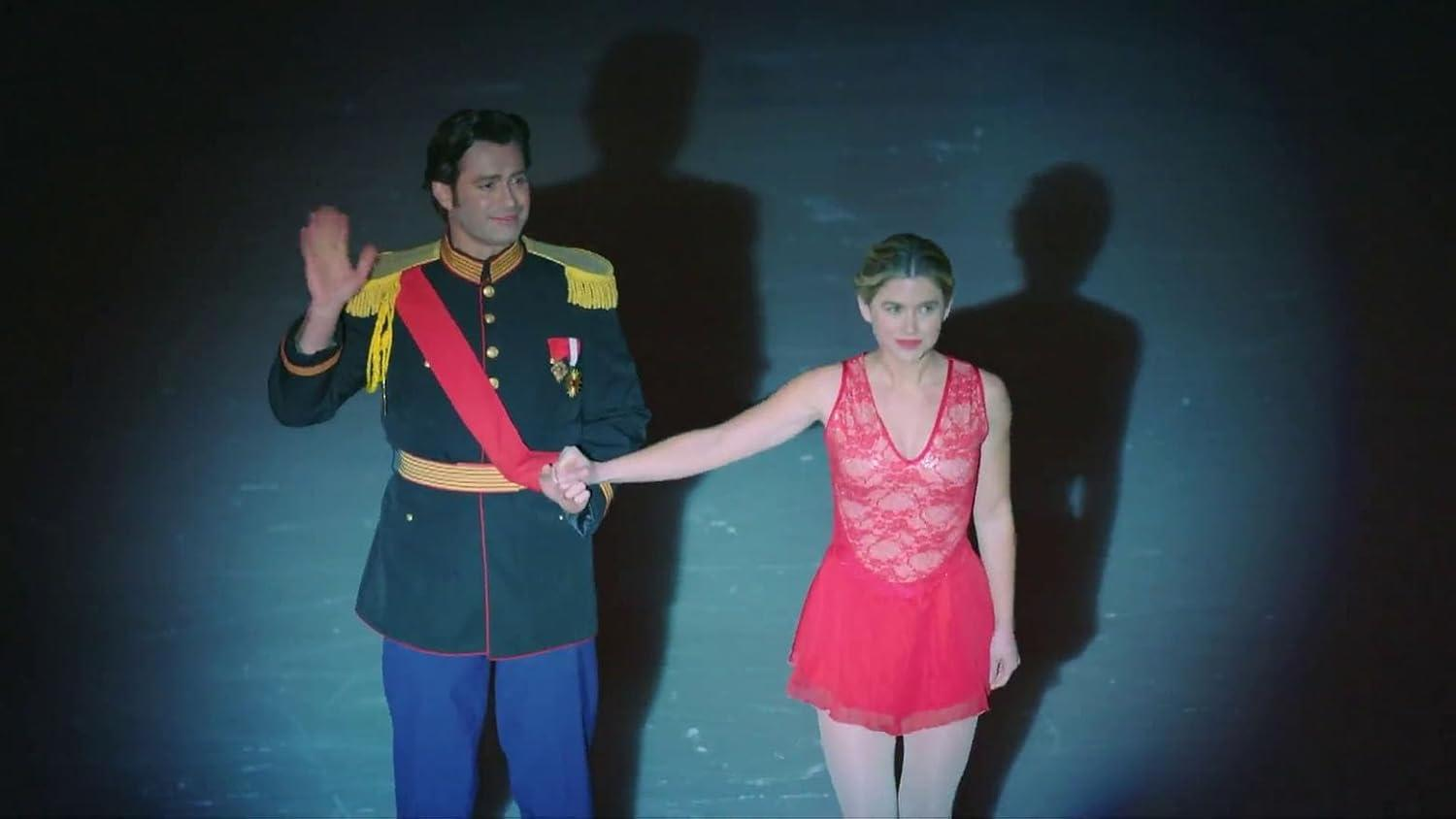 Ein Mann in Uniform winkt, eine Frau im roten Kleid hält seine Hand.