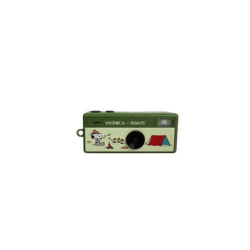 Snoopy baskılı, çadır ve dağlı yeşil kamera. Yashica x Peanuts logosu.