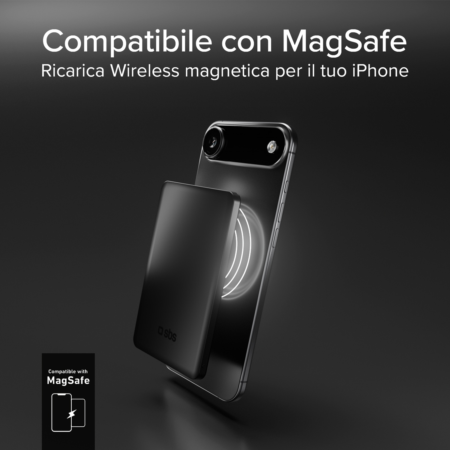 iPhone nero con caricatore MagSafe sullo sfondo. Logo in basso a sinistra.