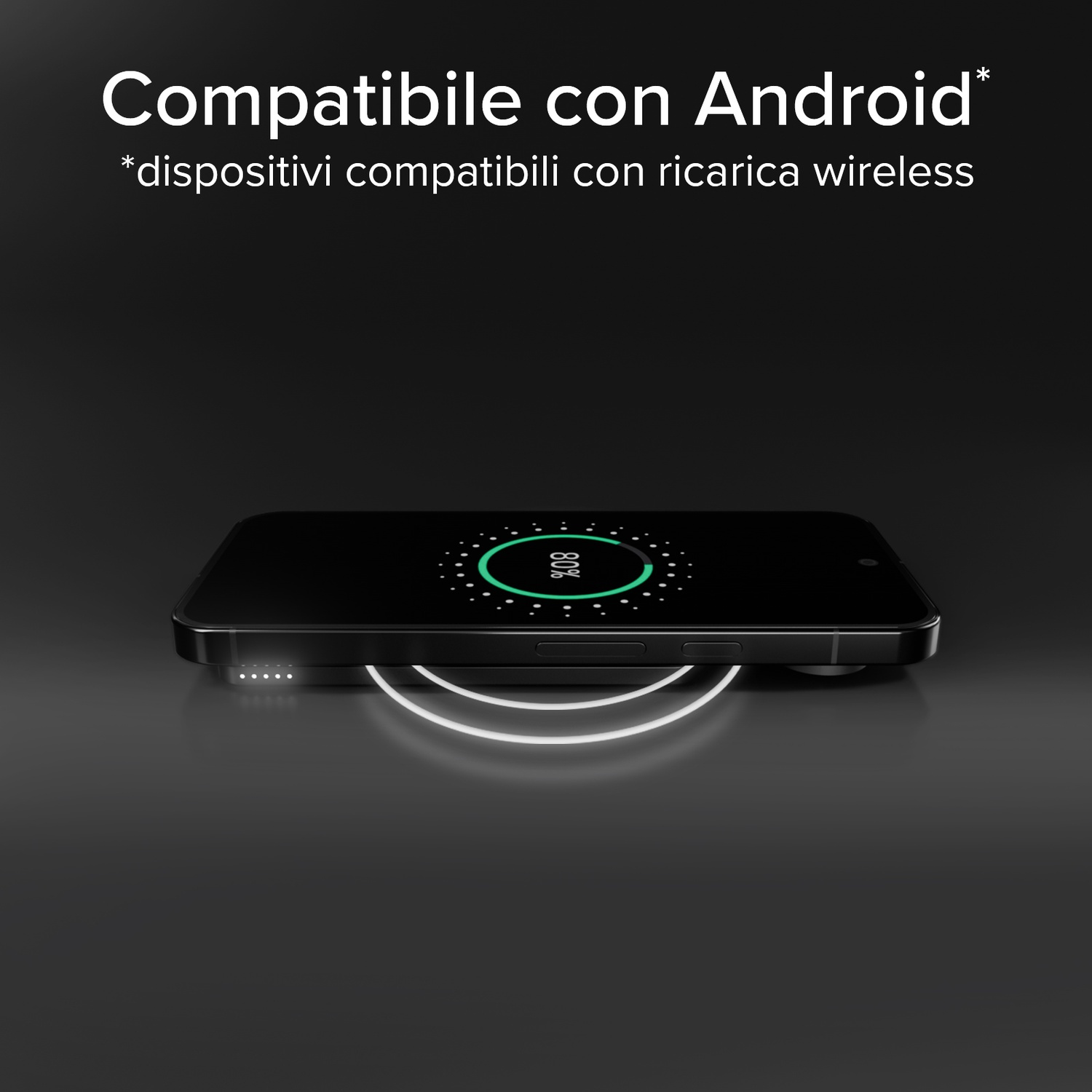 Uno smartphone nero si ricarica in modalità wireless su una superficie scura. Lo schermo mostra 80%.