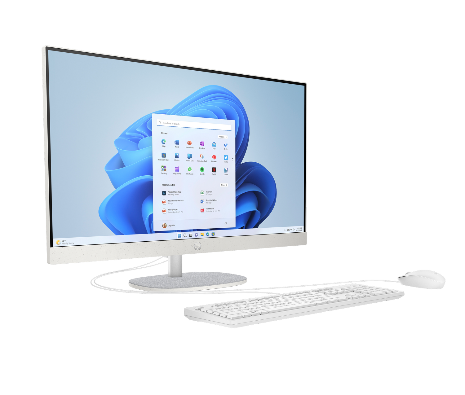 Ordenador todo en uno blanco con teclado y ratón sobre fondo gris.
