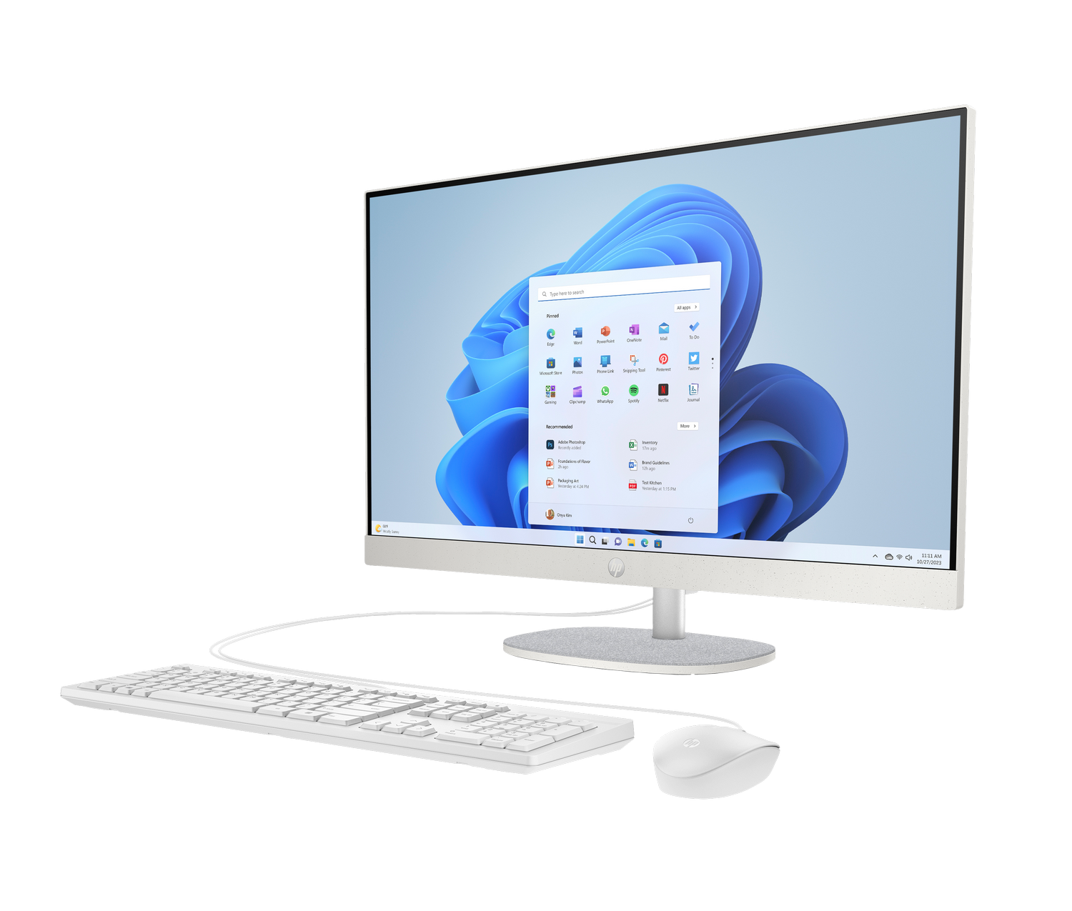 Un ordenador todo en uno blanco con teclado y ratón mostrando Windows 11.