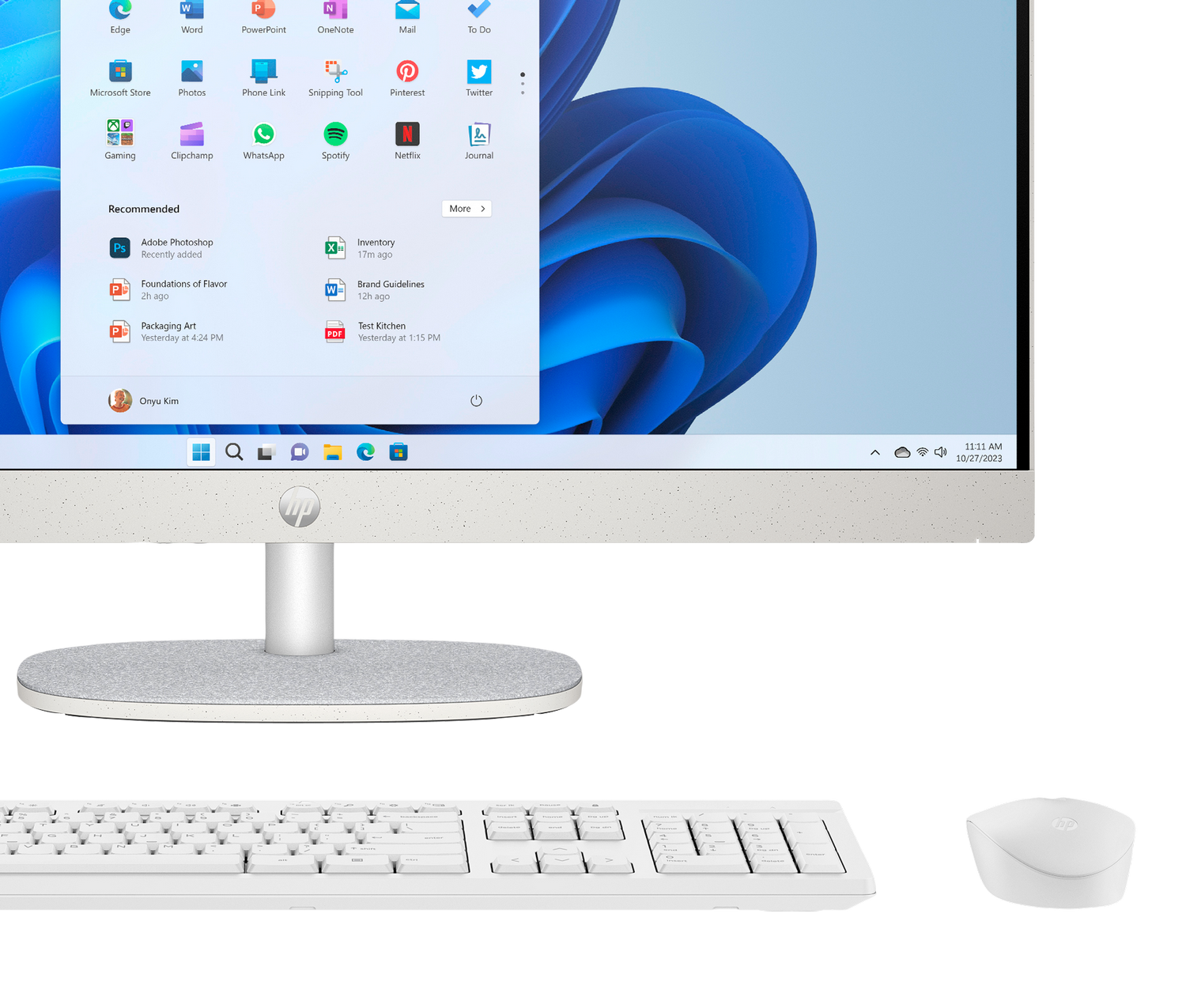 PC HP Todo en Uno mostrando menú Inicio de Windows 11 con apps recomendadas.