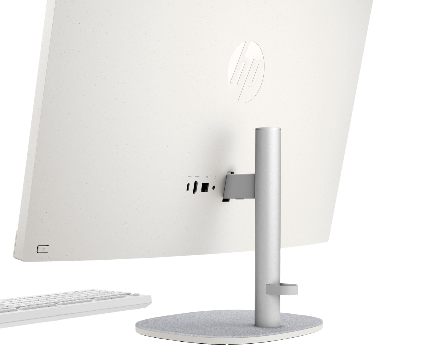 Parte trasera de un ordenador todo en uno blanco con logo HP, puertos y teclado.
