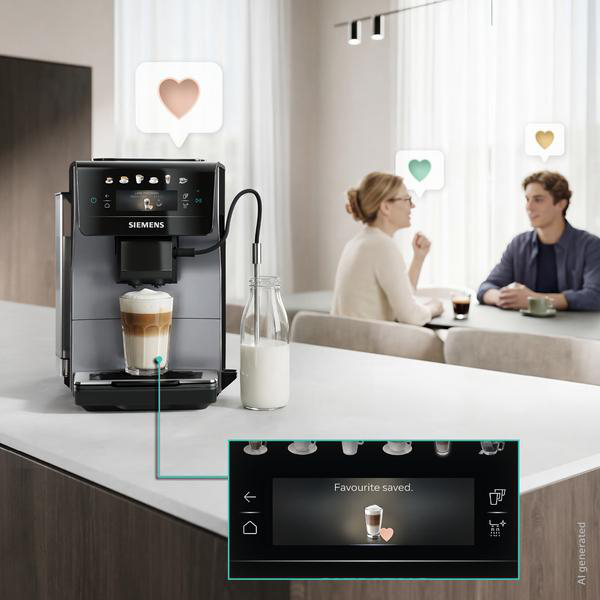 Kaffeemaschine macht Latte Macchiato, Mann & Frau sprechen im Hintergrund.