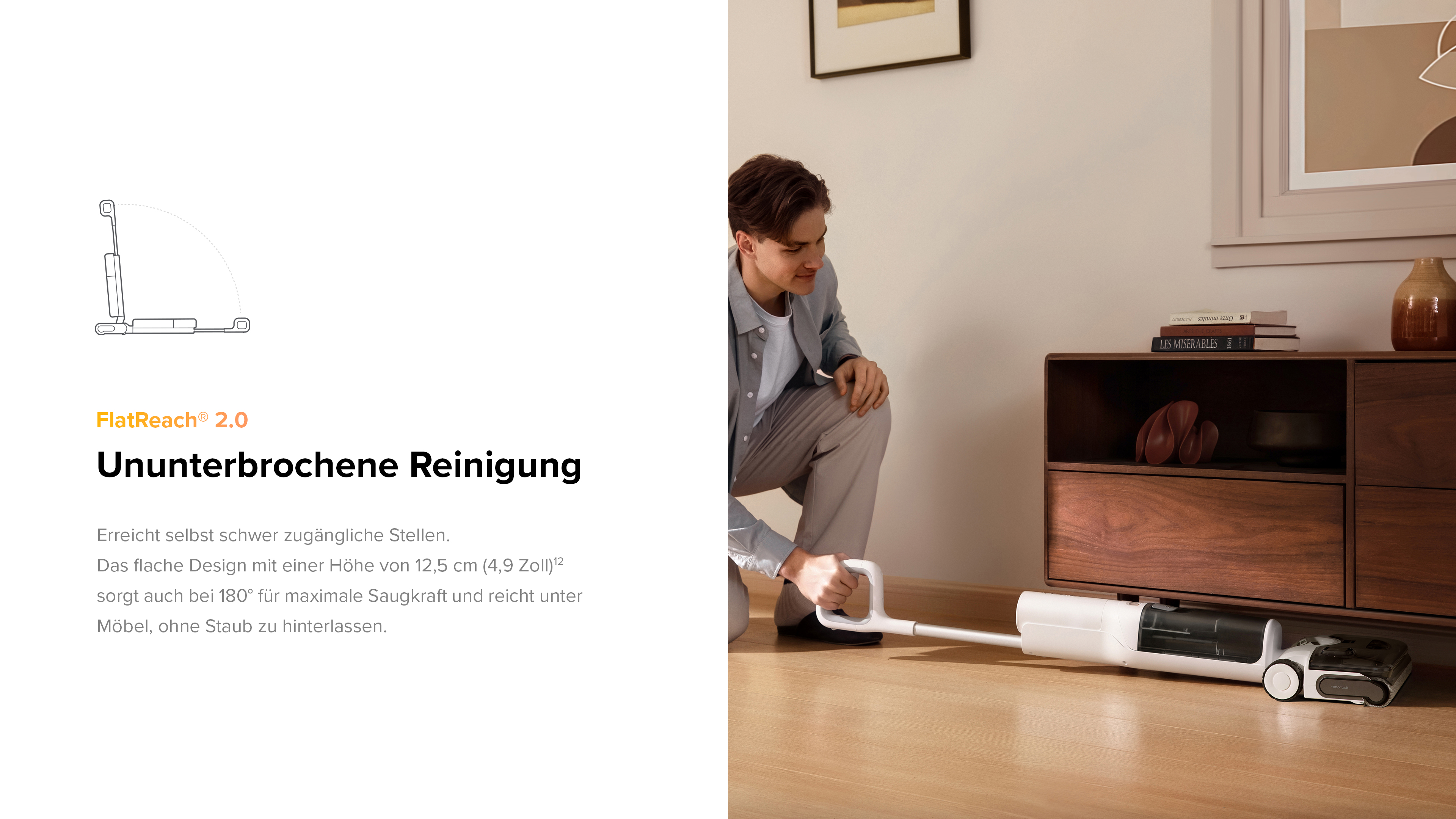 Ein Mann kniet neben einem weißen Bodenreiniger, der unter einem Holzmöbel platziert ist.