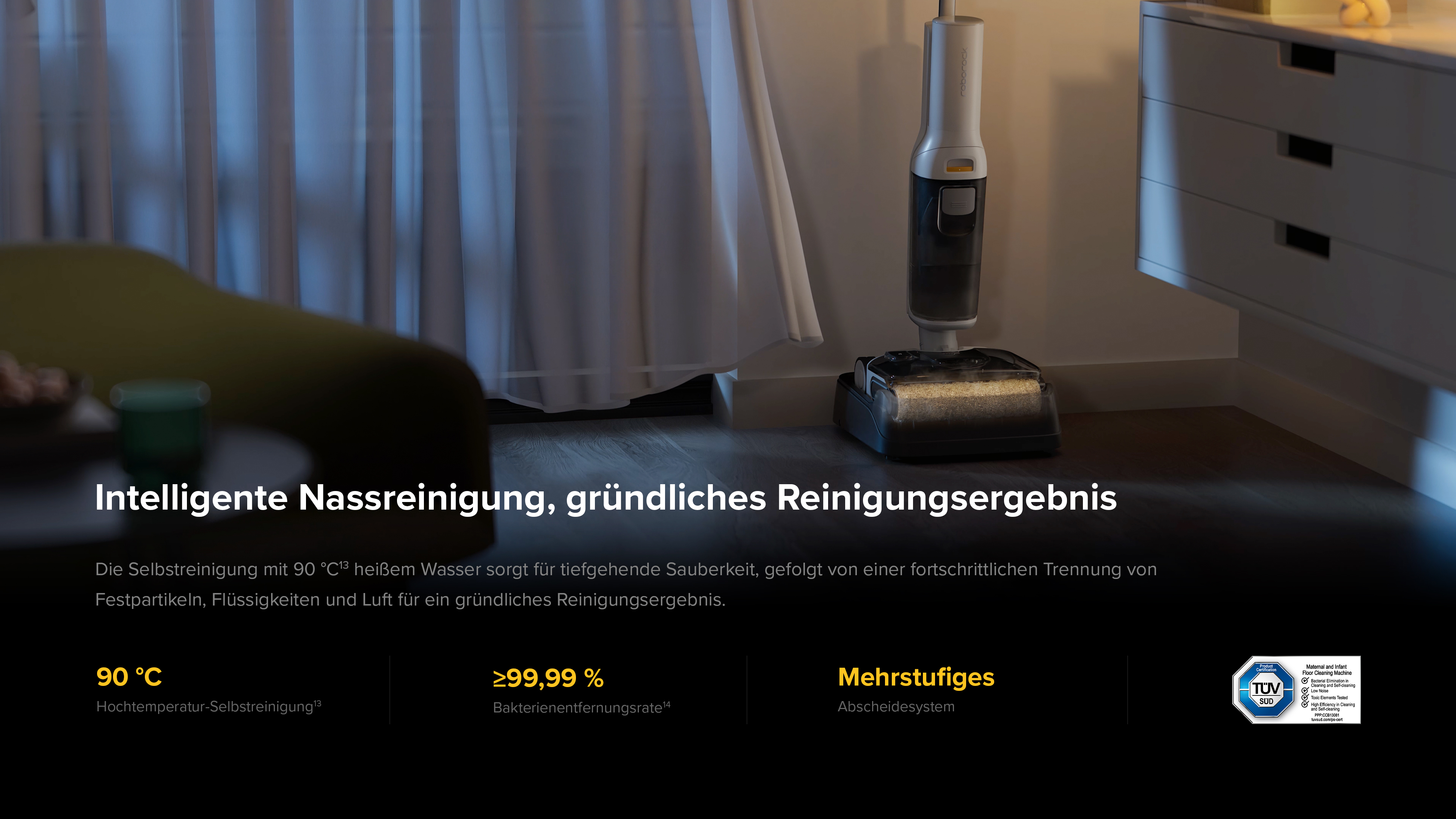Ein Wischsauger steht auf einem Holzboden neben einer Kommode und Vorhängen.
