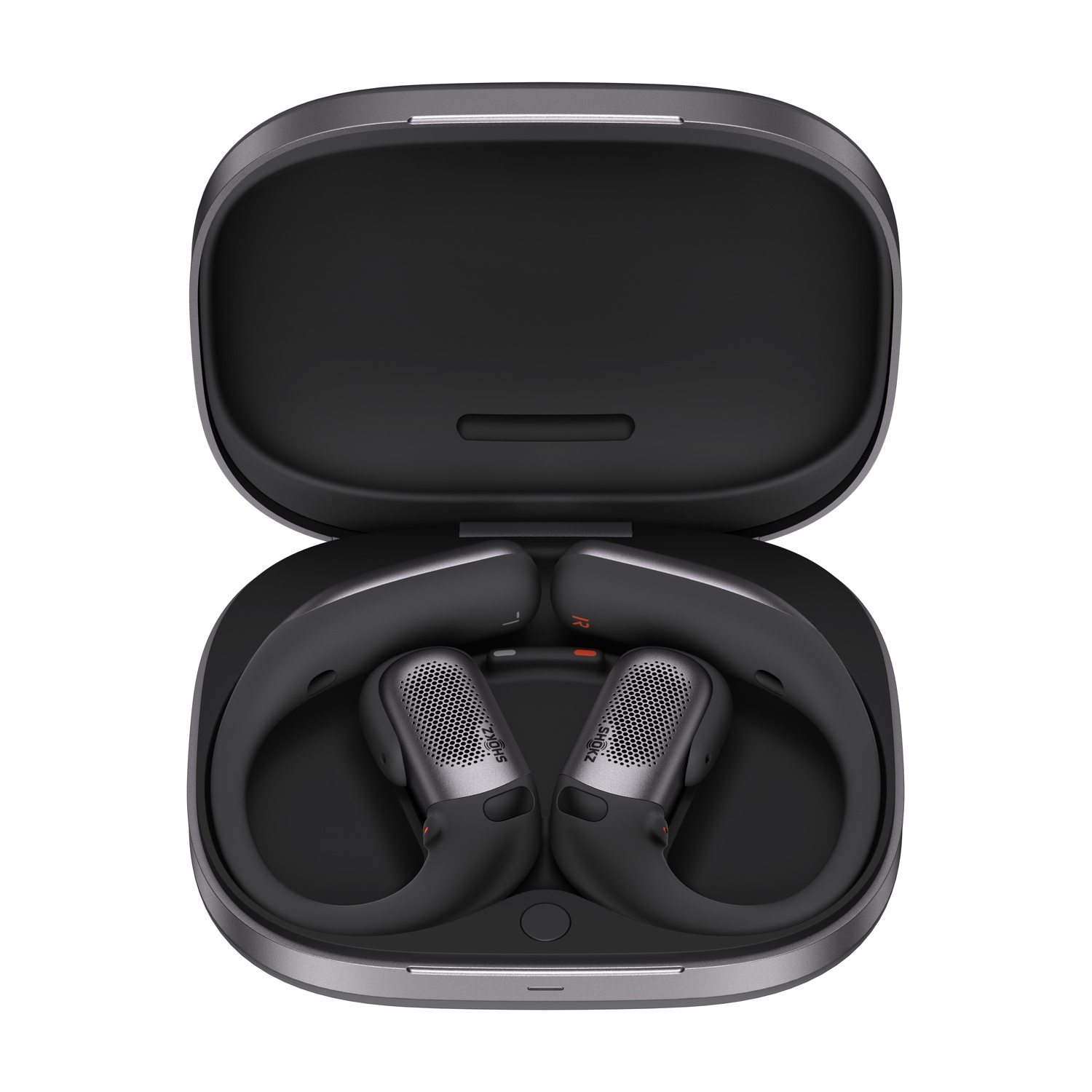 Un paio di auricolari wireless neri all'interno di una custodia di ricarica aperta.
