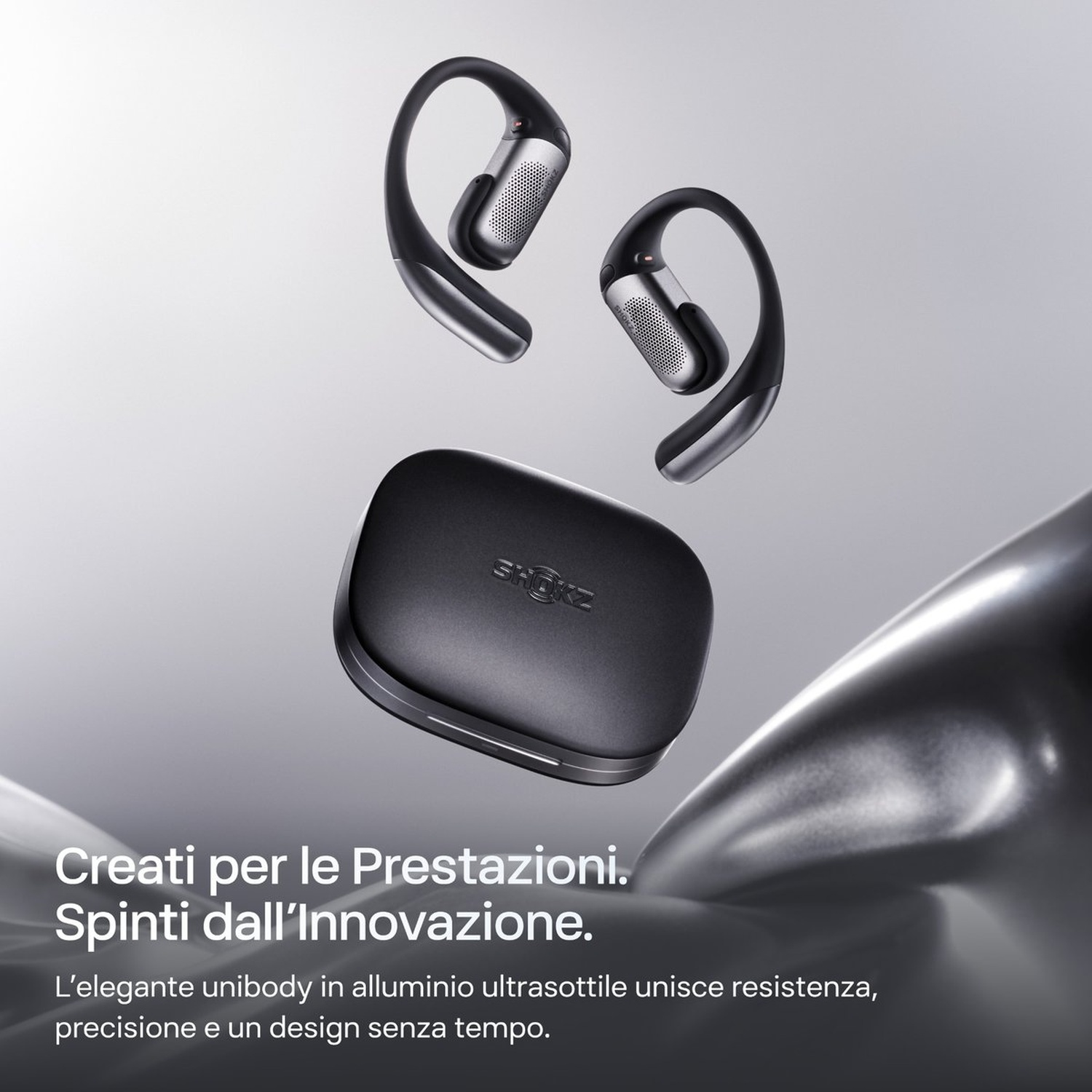 Auricolari wireless neri e custodia di ricarica con accenti argentati.