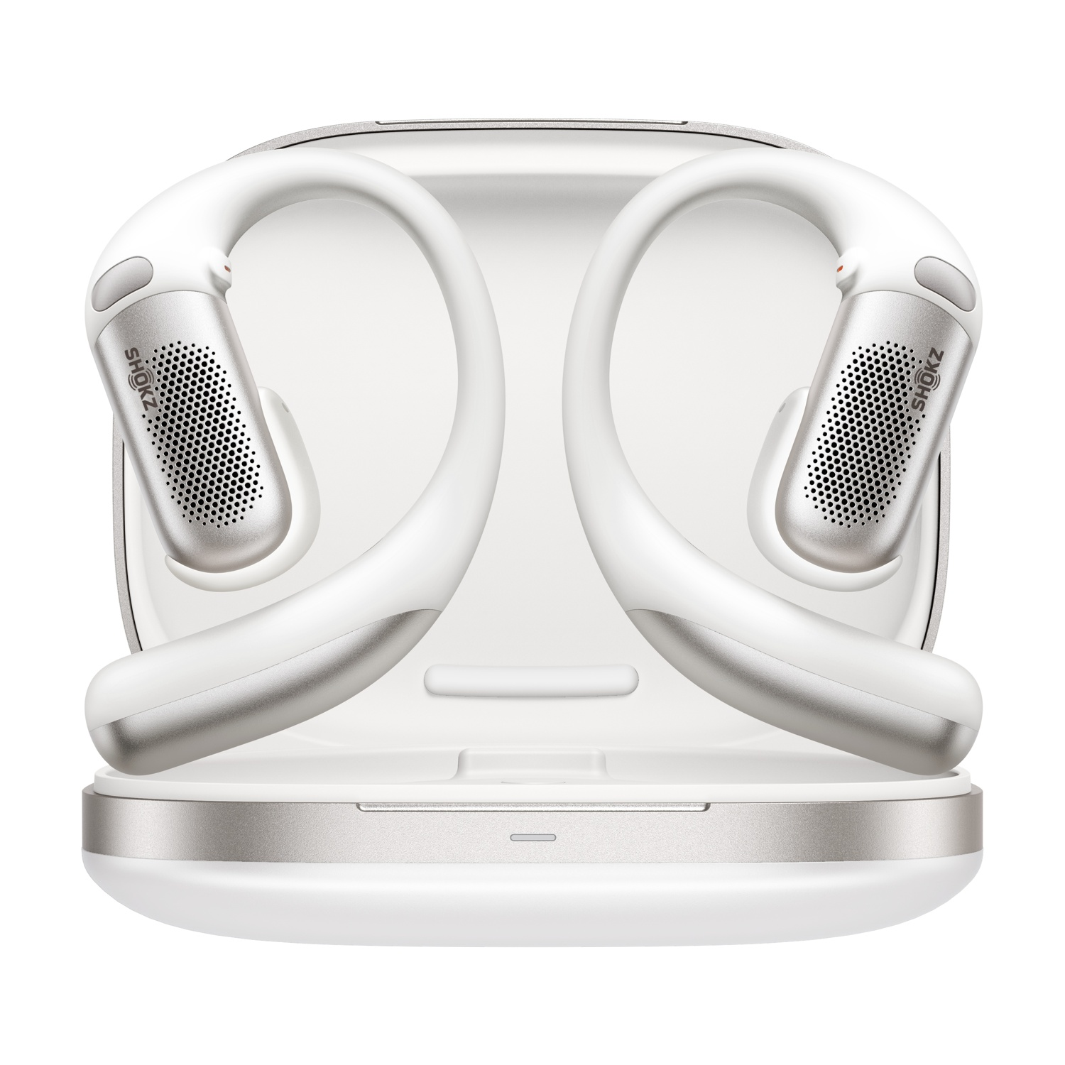 Auricolari wireless bianchi e argento con custodia di ricarica, aperti, mostrano auricolari.