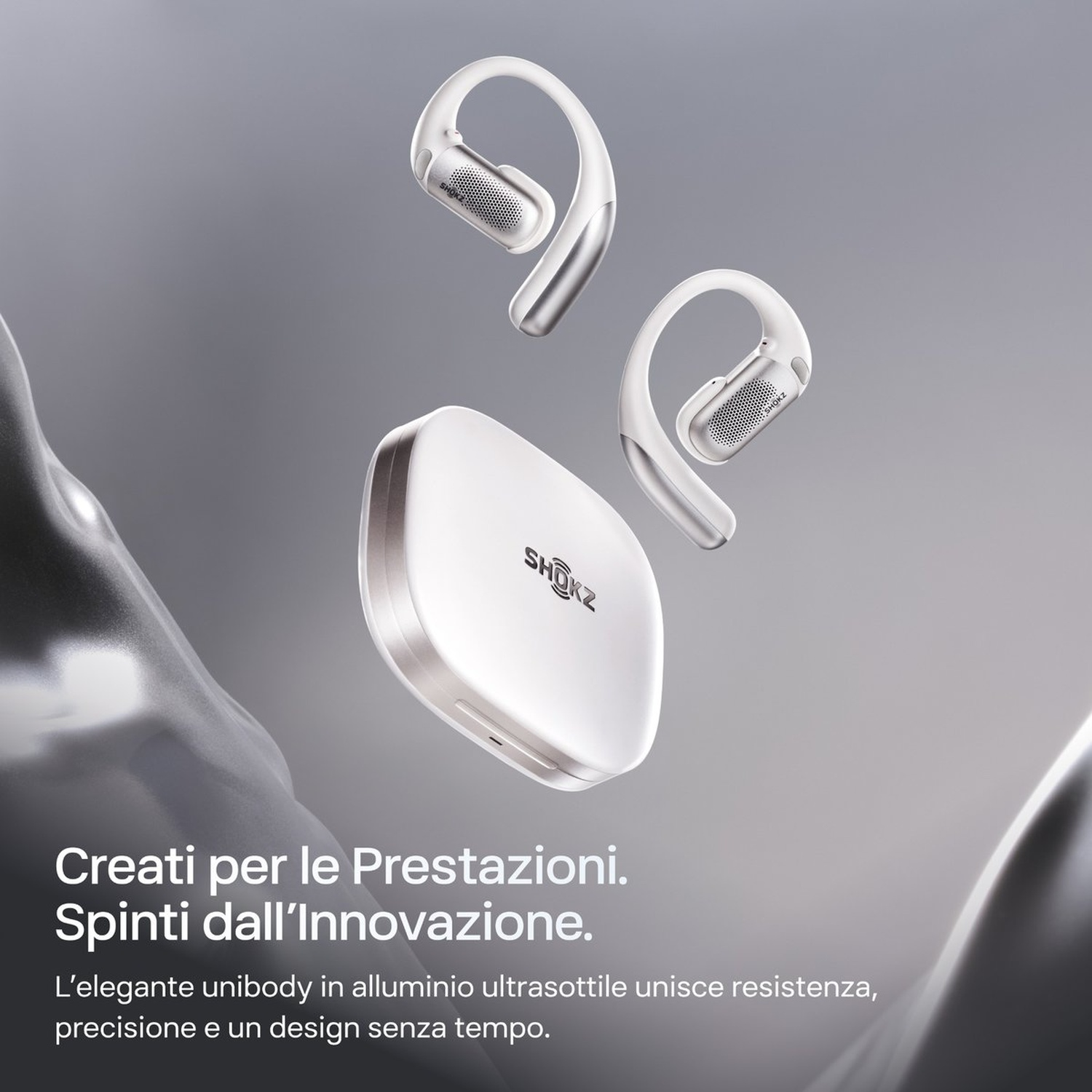 Auricolari wireless Shokz bianchi e custodia di ricarica fluttuano su sfondo grigio.
