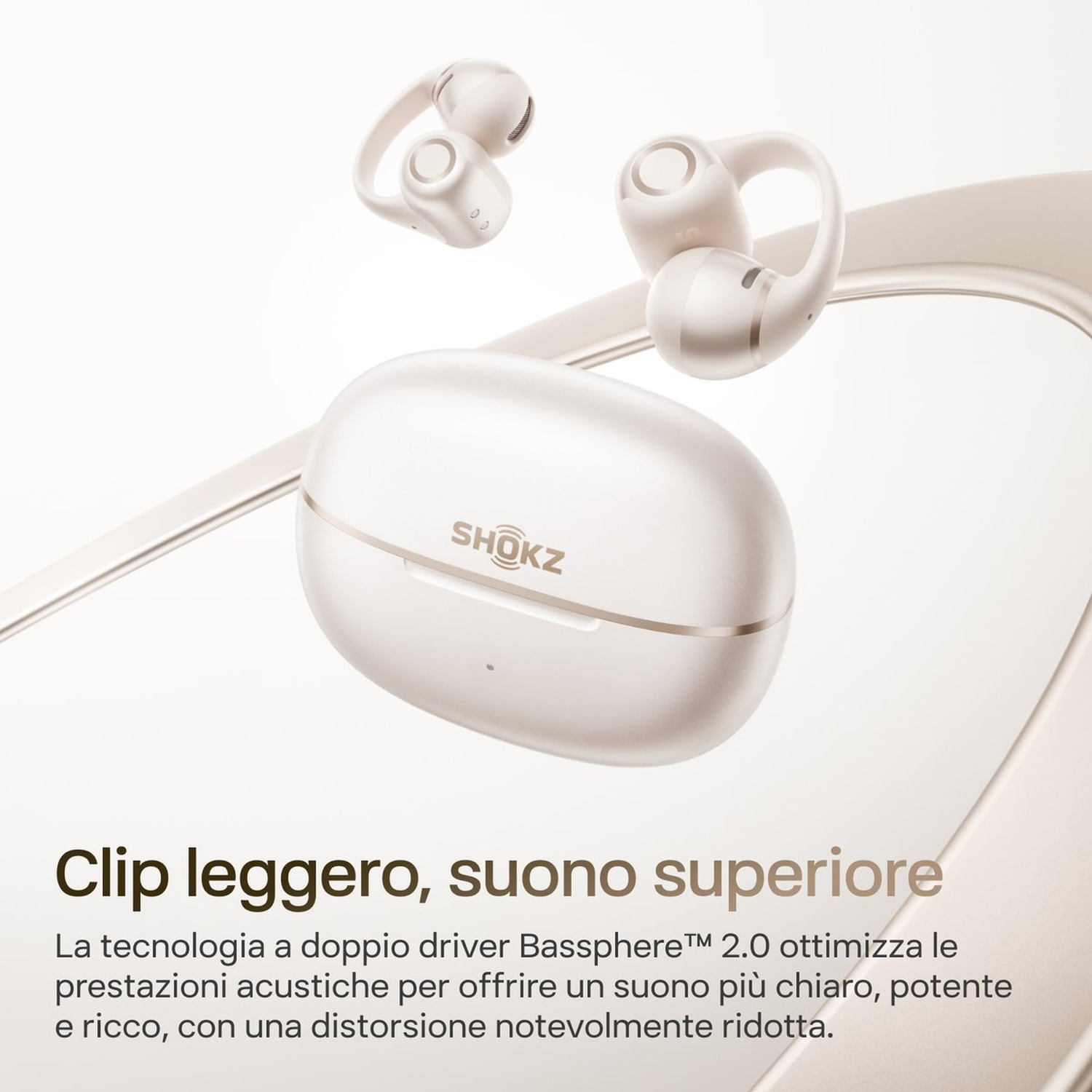 Auricolari e custodia Shokz bianchi su sfondo chiaro.