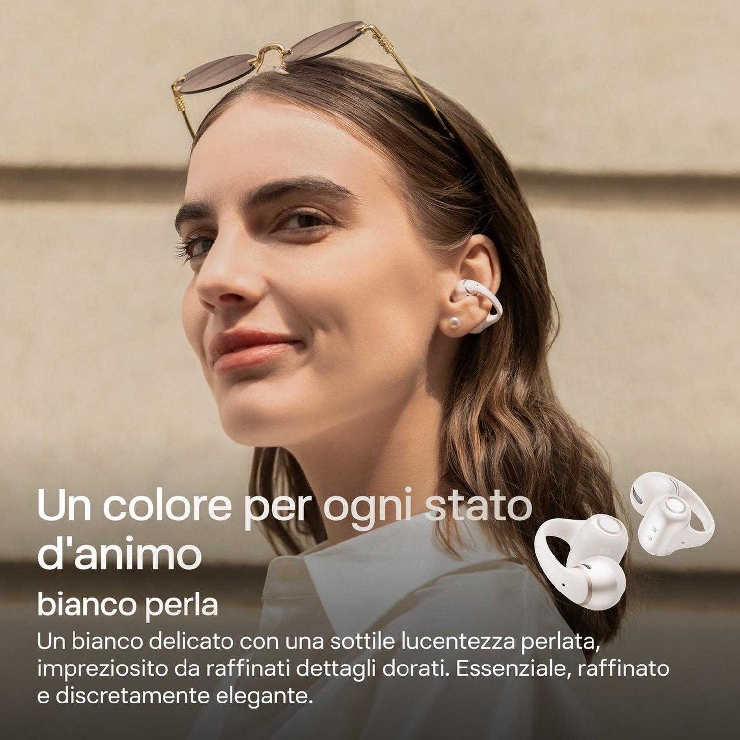 Donna con auricolari e occhiali da sole, auricolari bianchi in primo piano.