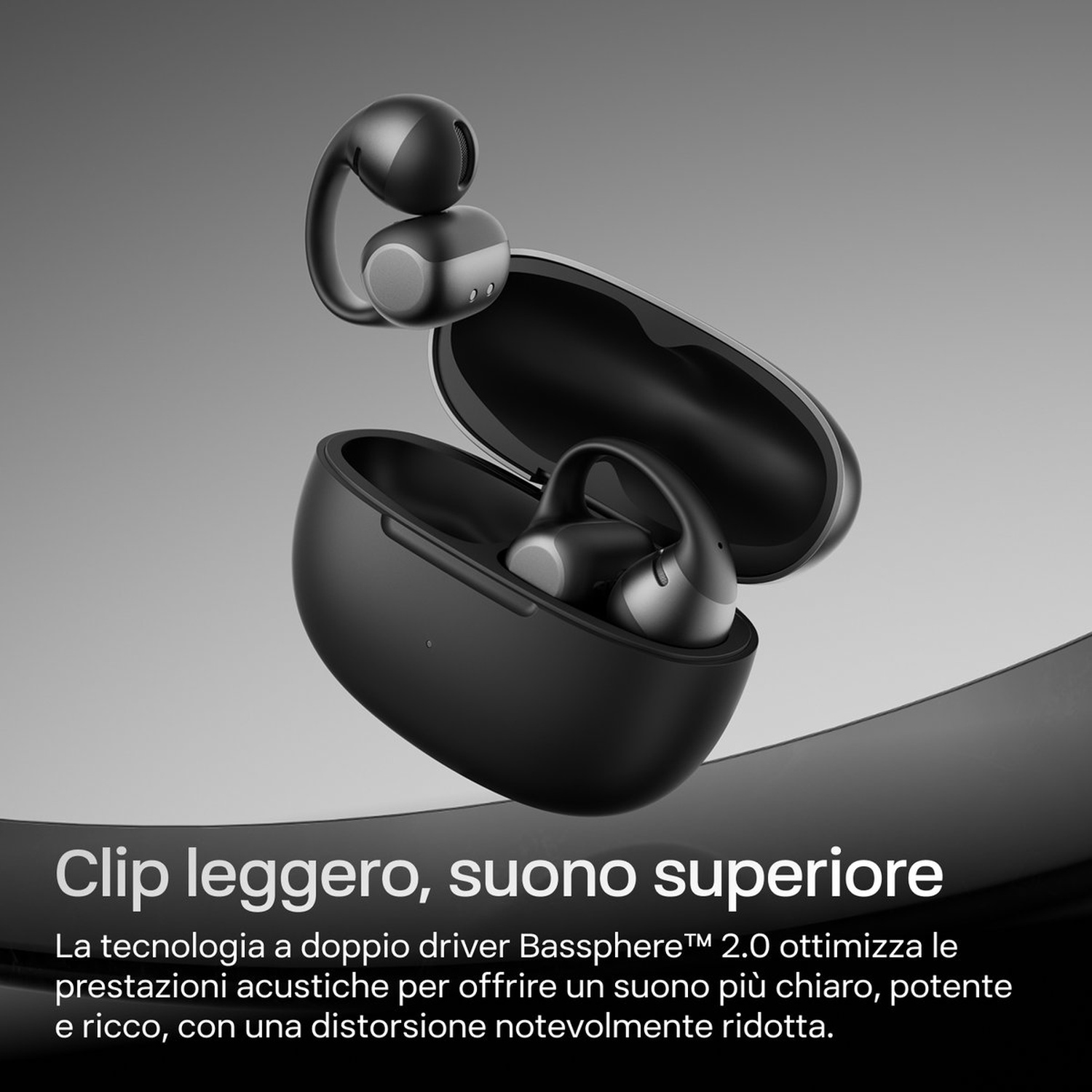 Auricolari wireless neri con custodia di ricarica su sfondo grigio.