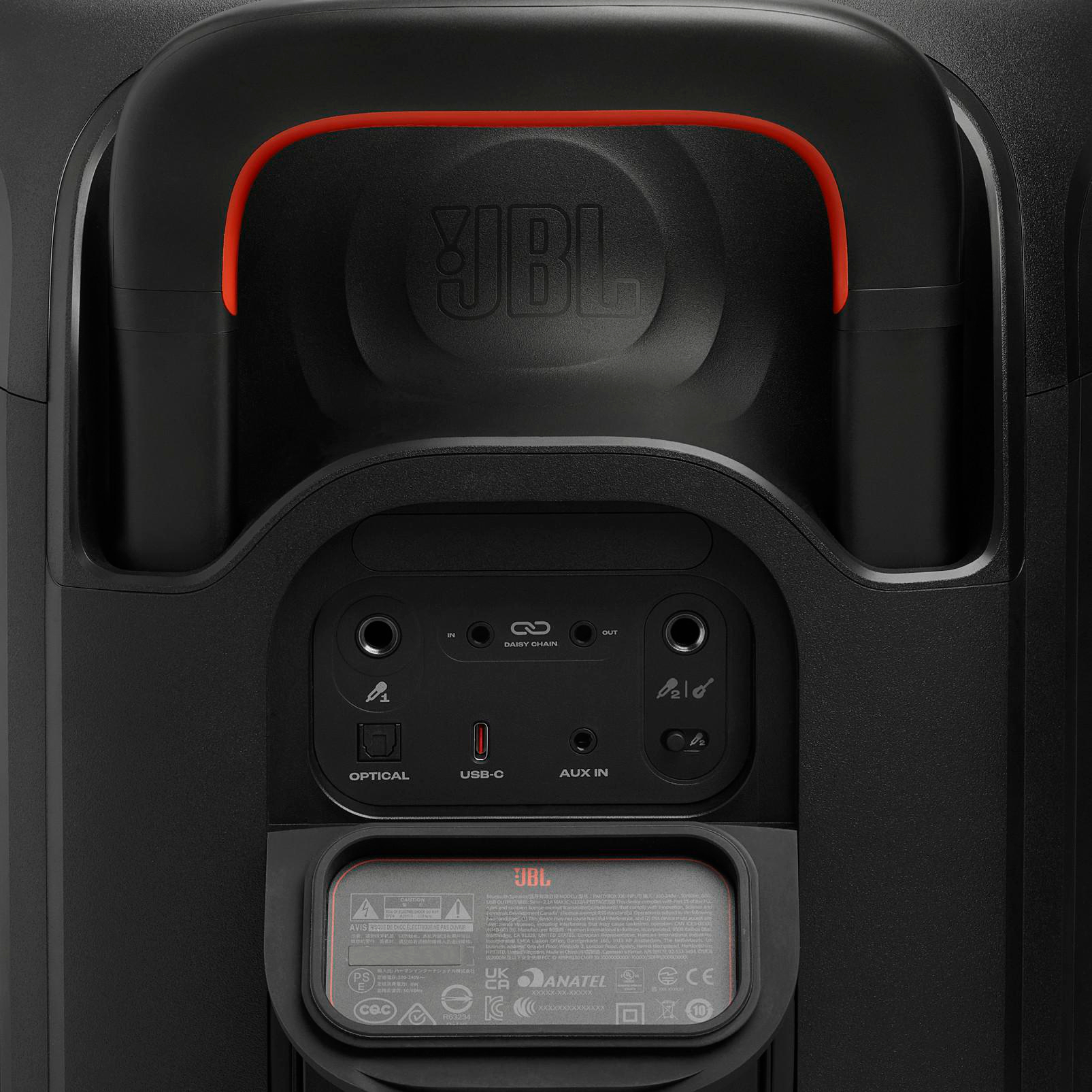 Rückseite eines schwarzen JBL-Lautsprechers mit Anschlüssen: Optisch, USB-C, Aux In.