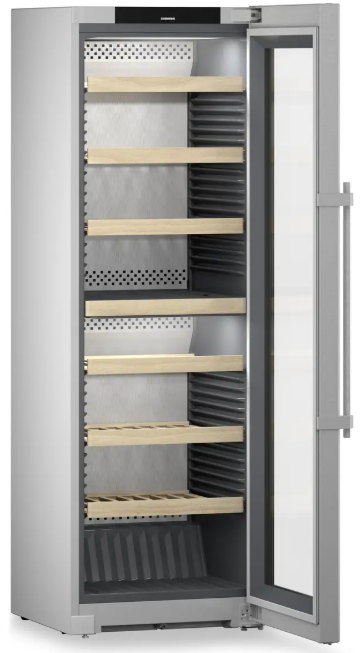 Ein silberner Weinkühlschrank mit offen stehender Glastür und Holzböden.