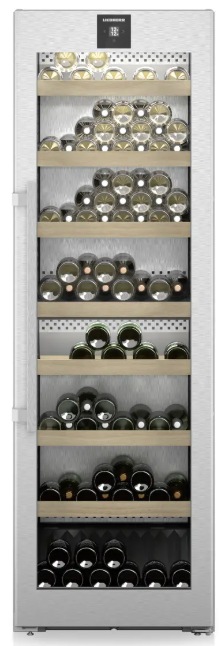 Ein Kühlschrank mit Glastür, gefüllt mit vielen Flaschen Wein auf Holzböden.