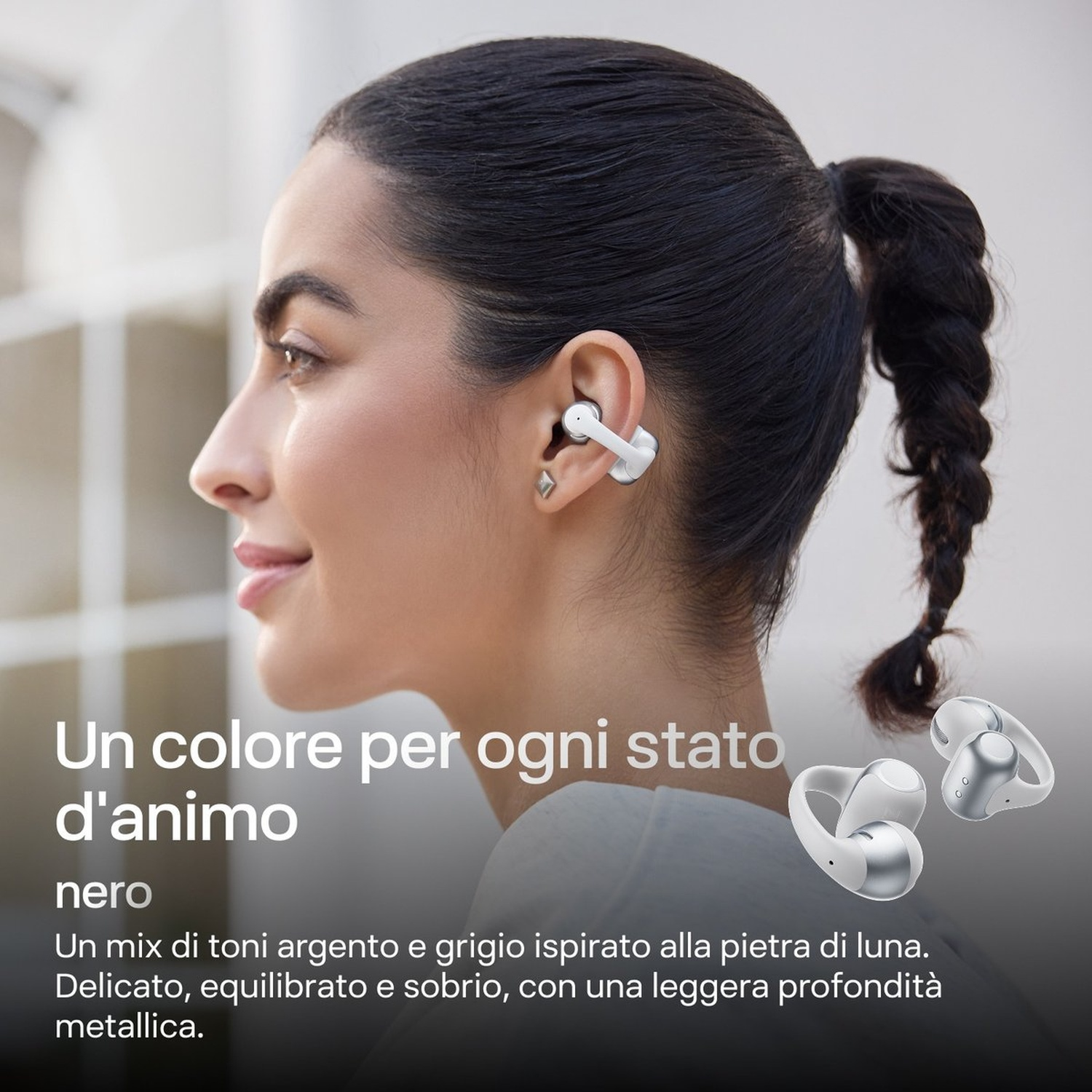 Donna con auricolari bianchi nell'orecchio, due auricolari in primo piano.