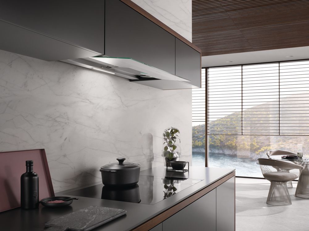Mermer duvarlı, davlumbazlı ve deniz manzaralı modern mutfak.