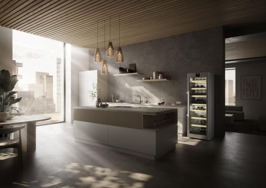 Moderne Küche mit Insel, Weinkühlschrank und Essbereich, Stadtblick.