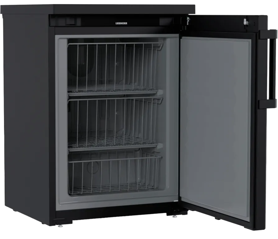 Ein schwarzer Kühlschrank mit offener Tür, drei Drahtkörben und LIEBHERR-Logo.