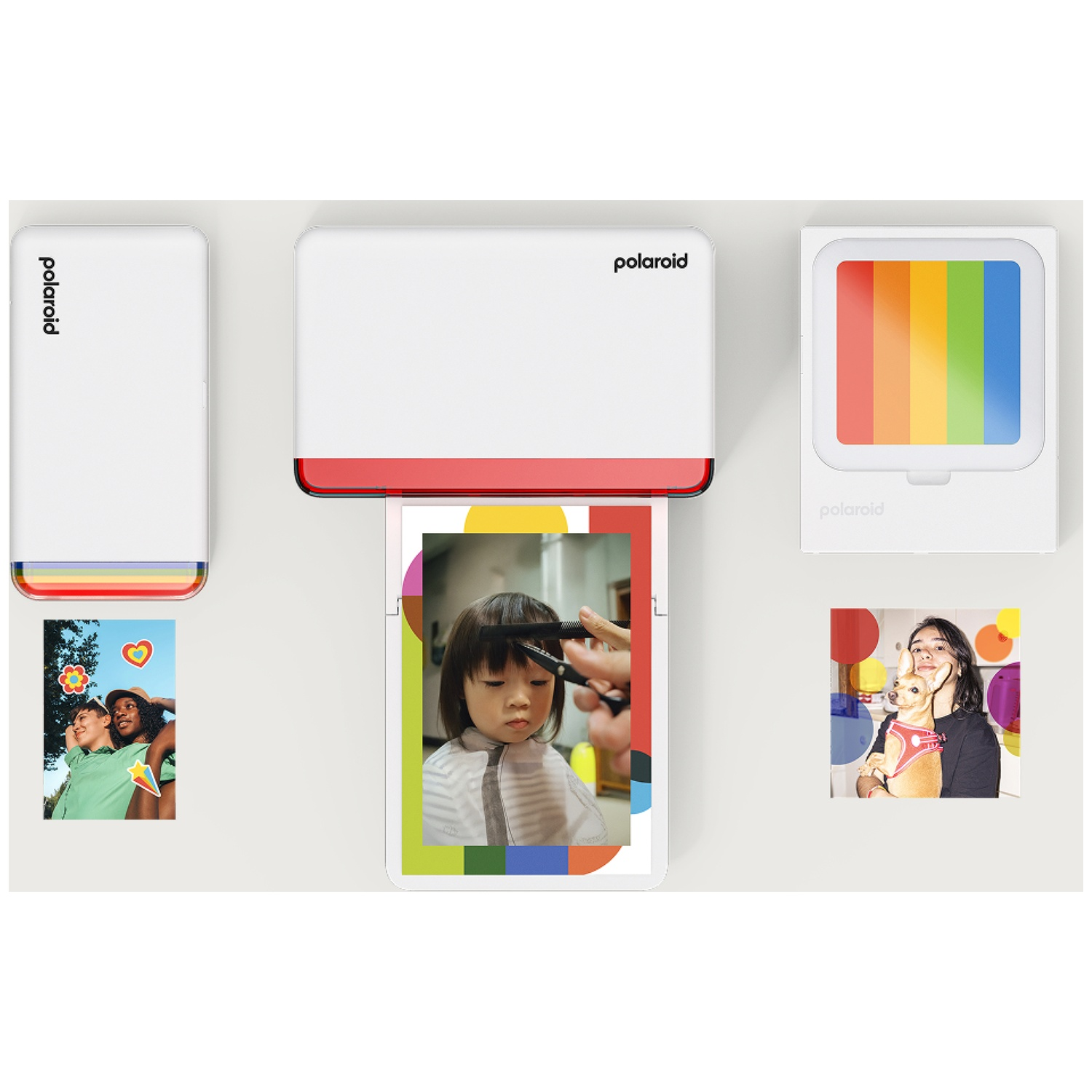 Imprimante Polaroid avec diverses photos imprimées et un écran arc-en-ciel.