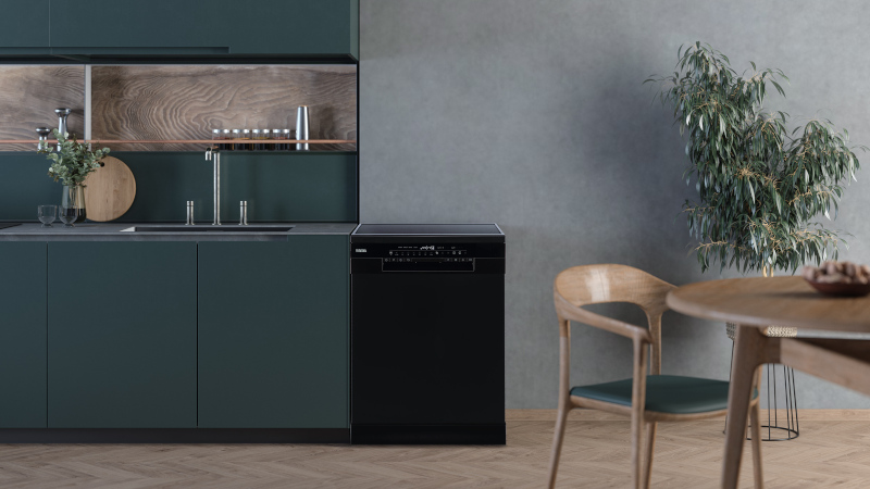 Een zwarte vaatwasser in een moderne keuken met donkere kasten en houten accenten.