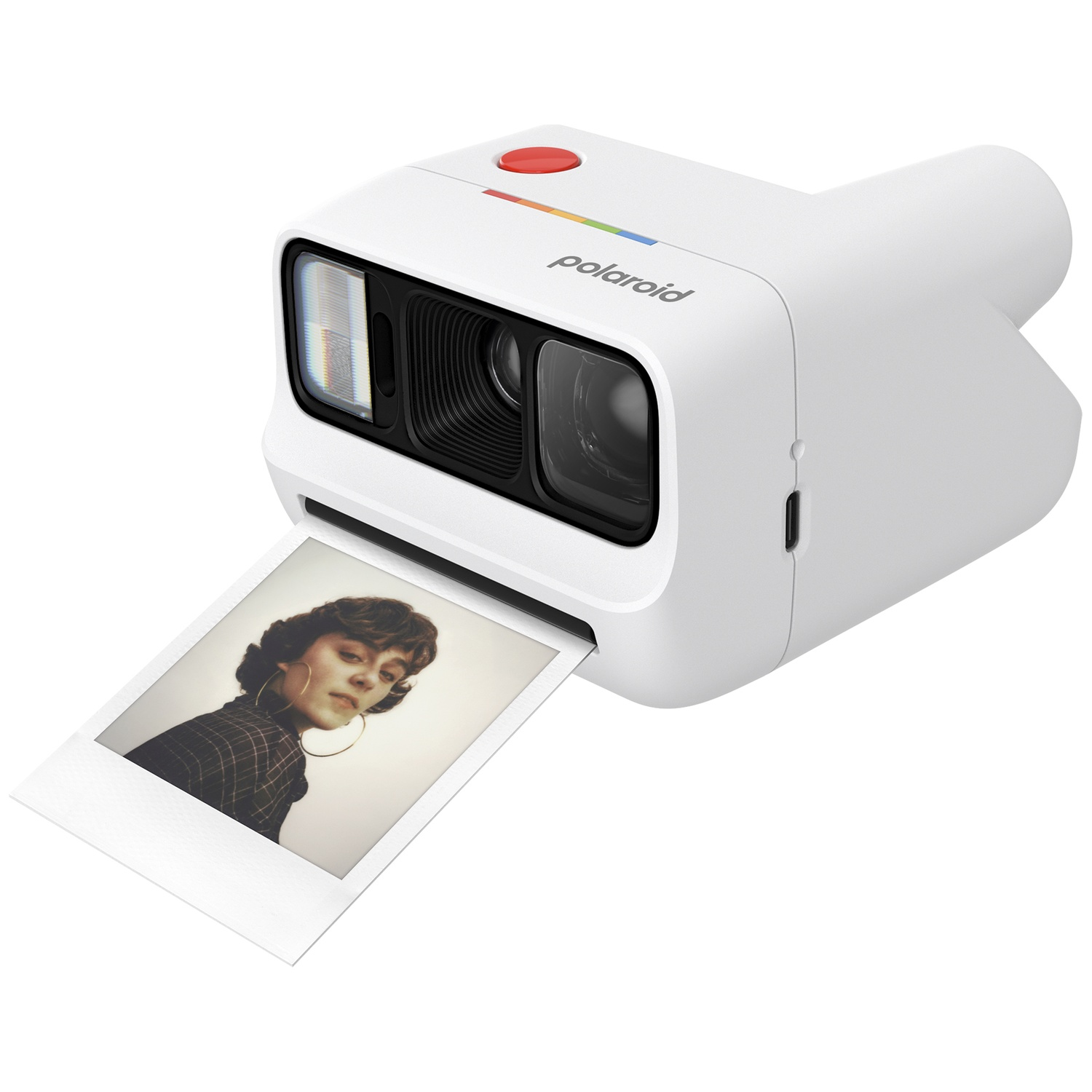 Appareil photo Polaroid blanc avec bouton rouge, imprimant une photo d'une jeune femme avec boucles d'oreilles.