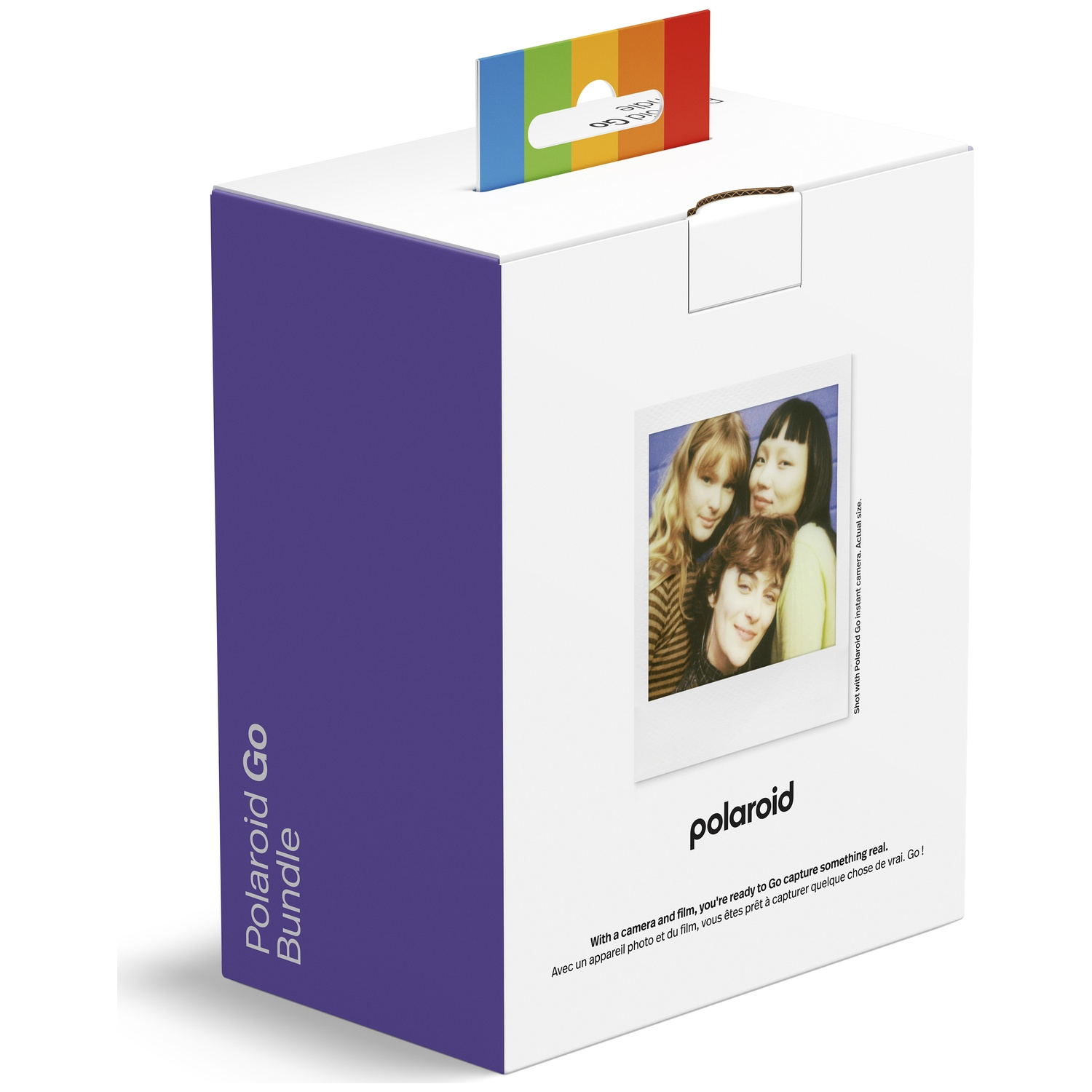 Boîte blanche avec texte Polaroid Go Bundle et photo de quatre personnes.