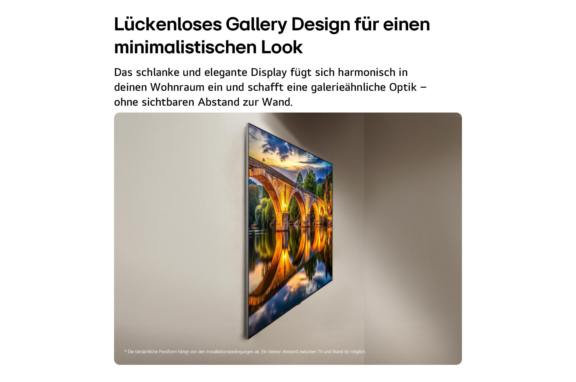 Ein moderner Fernseher hängt an einer Wand und zeigt ein Bild einer Steinbrücke bei Sonnenuntergang.