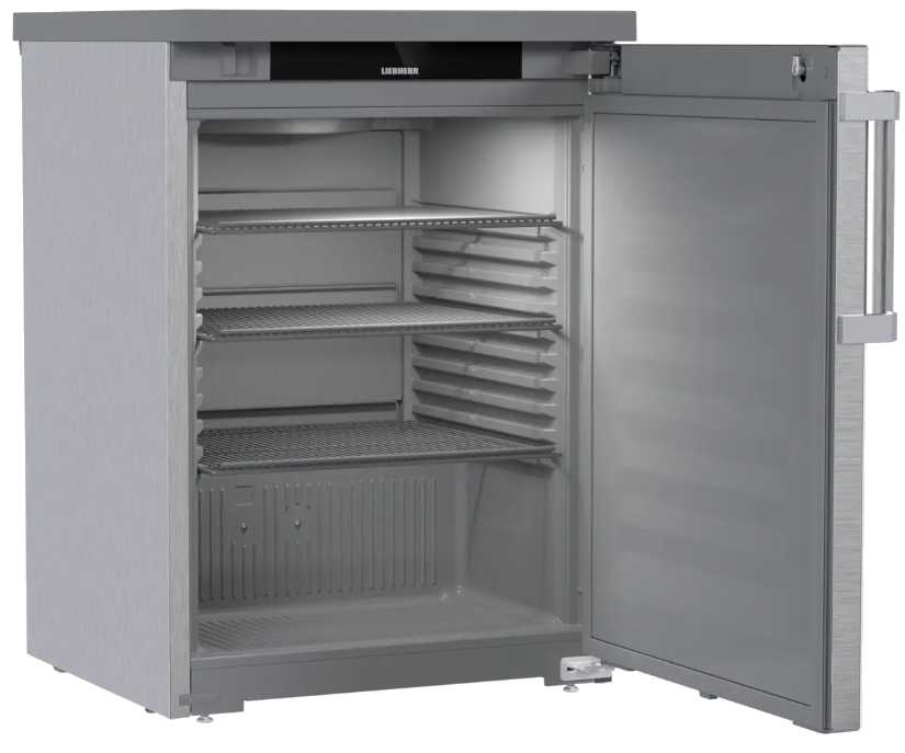 Ein offener, leerer Kühlschrank mit drei Regalen und silbernem Gehäuse.