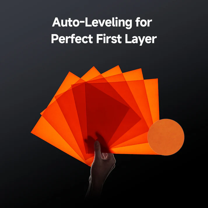 Kéz narancssárga, átlátszó, legyező alakban elrendezett lapokat tart. Szöveg: Auto-Leveling for Perfect First Layer.