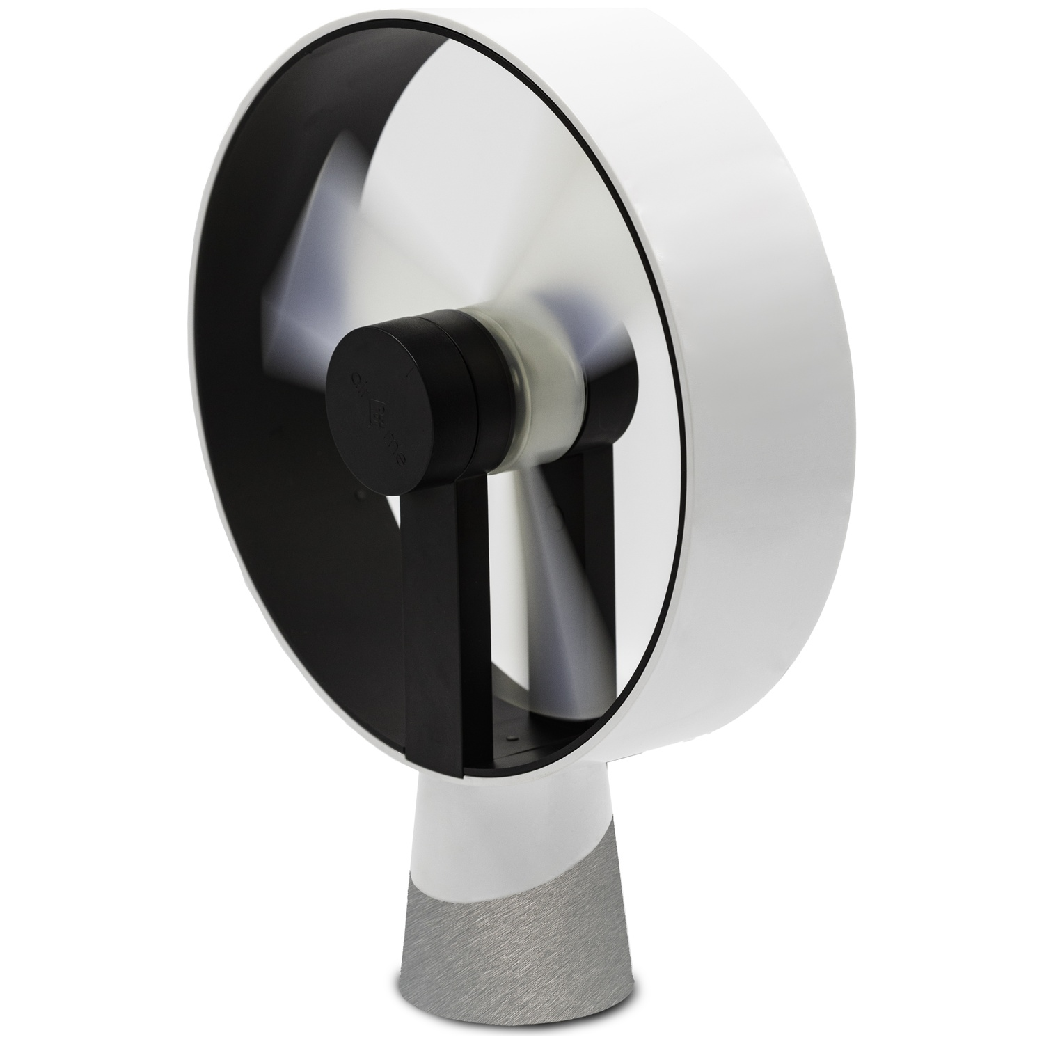 Een witte ventilator met zwarte ring en draaiende bladen, op een standaard.