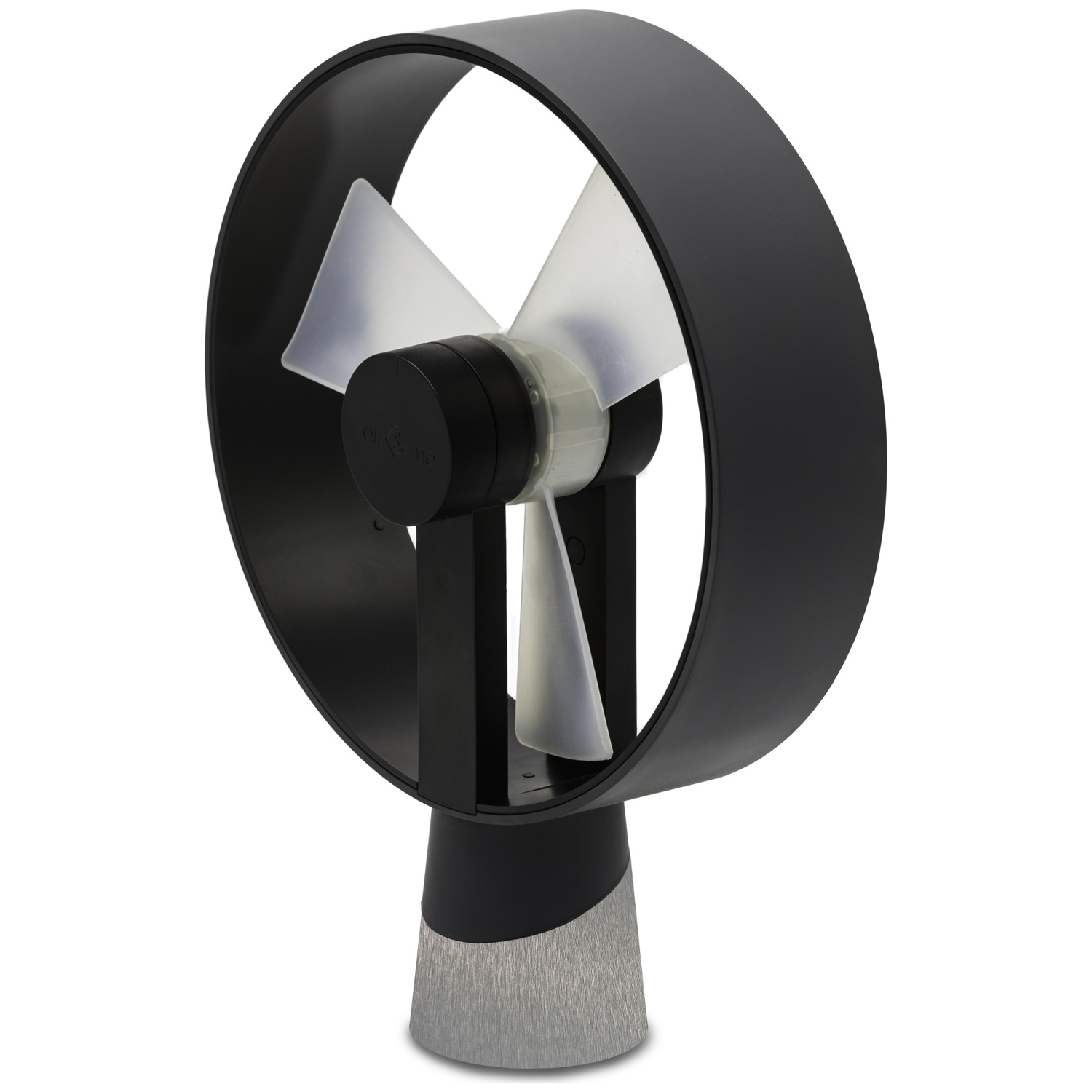 Een zwarte ringventilator met drie doorschijnende bladen en een geborstelde metalen voet.
