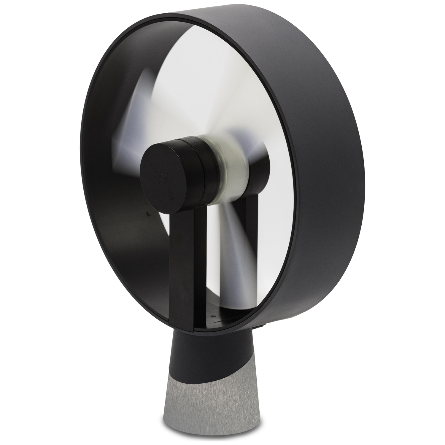 Een moderne zwarte ventilator met draaiende bladen op een grijze voet.
