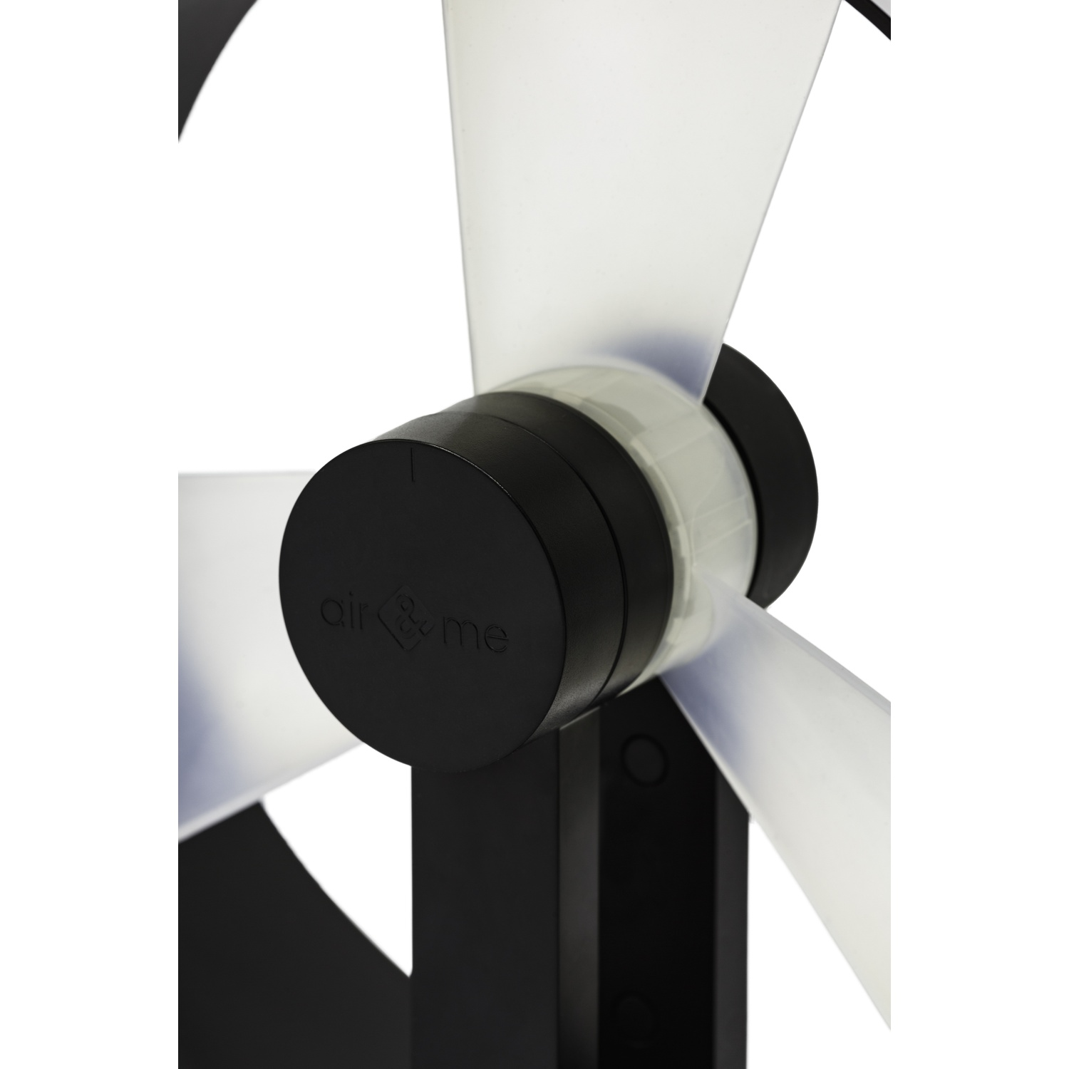 Close-up van een zwarte ventilator met doorschijnend witte bladen. Het 'air & me' logo is zichtbaar.