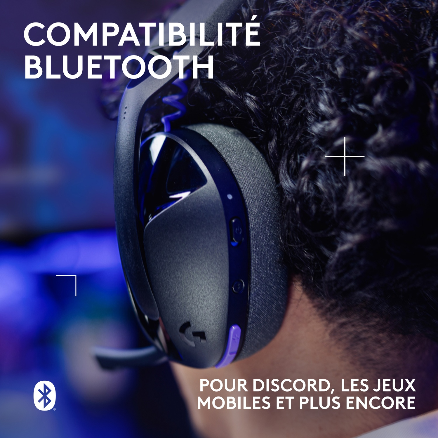 Gros plan d'une personne portant un casque noir avec des accents violets. Texte : 'COMPATIBILITÉ BLUETOOTH'.