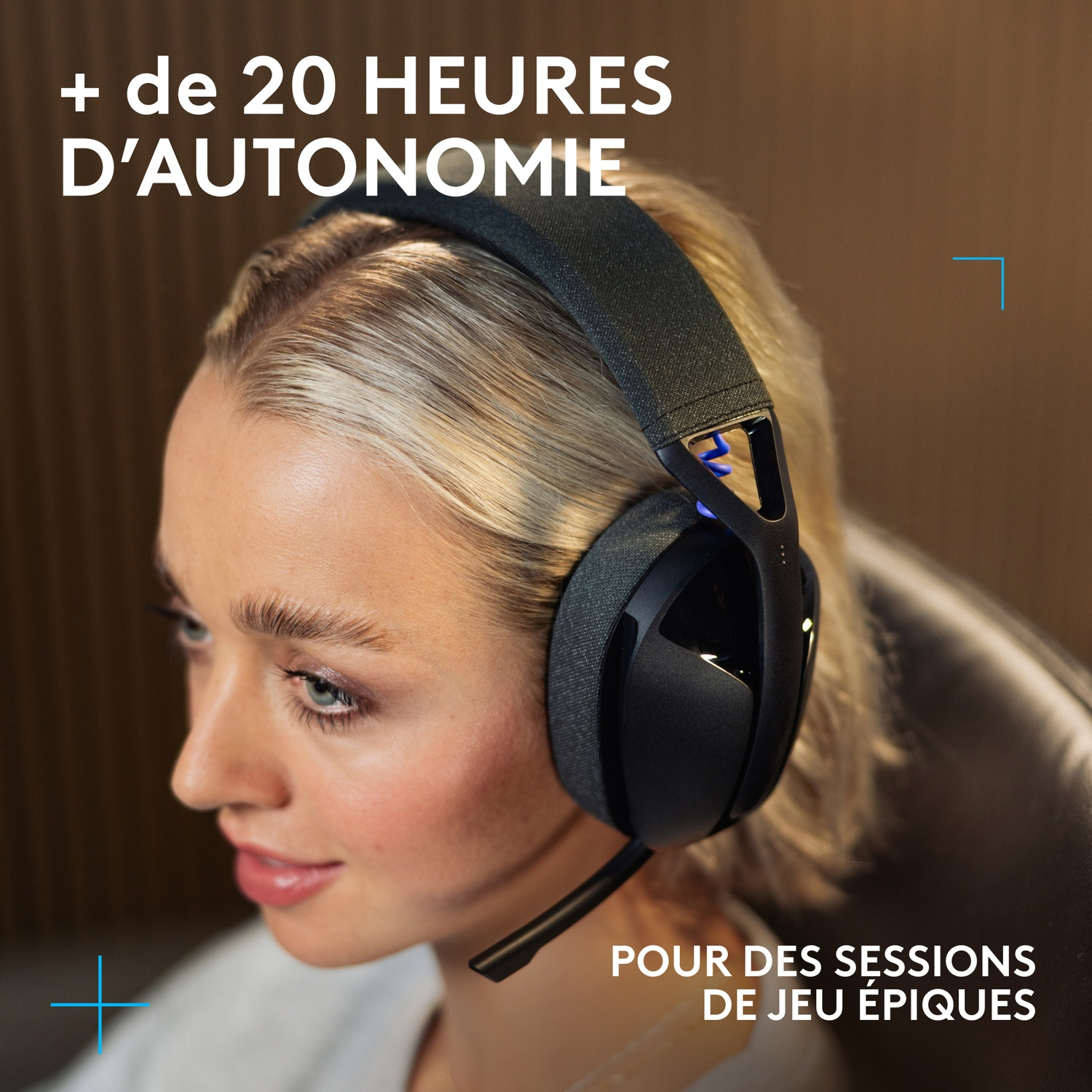 Femme portant des écouteurs, regardant son écran. Texte : Plus de 20 heures d'autonomie.