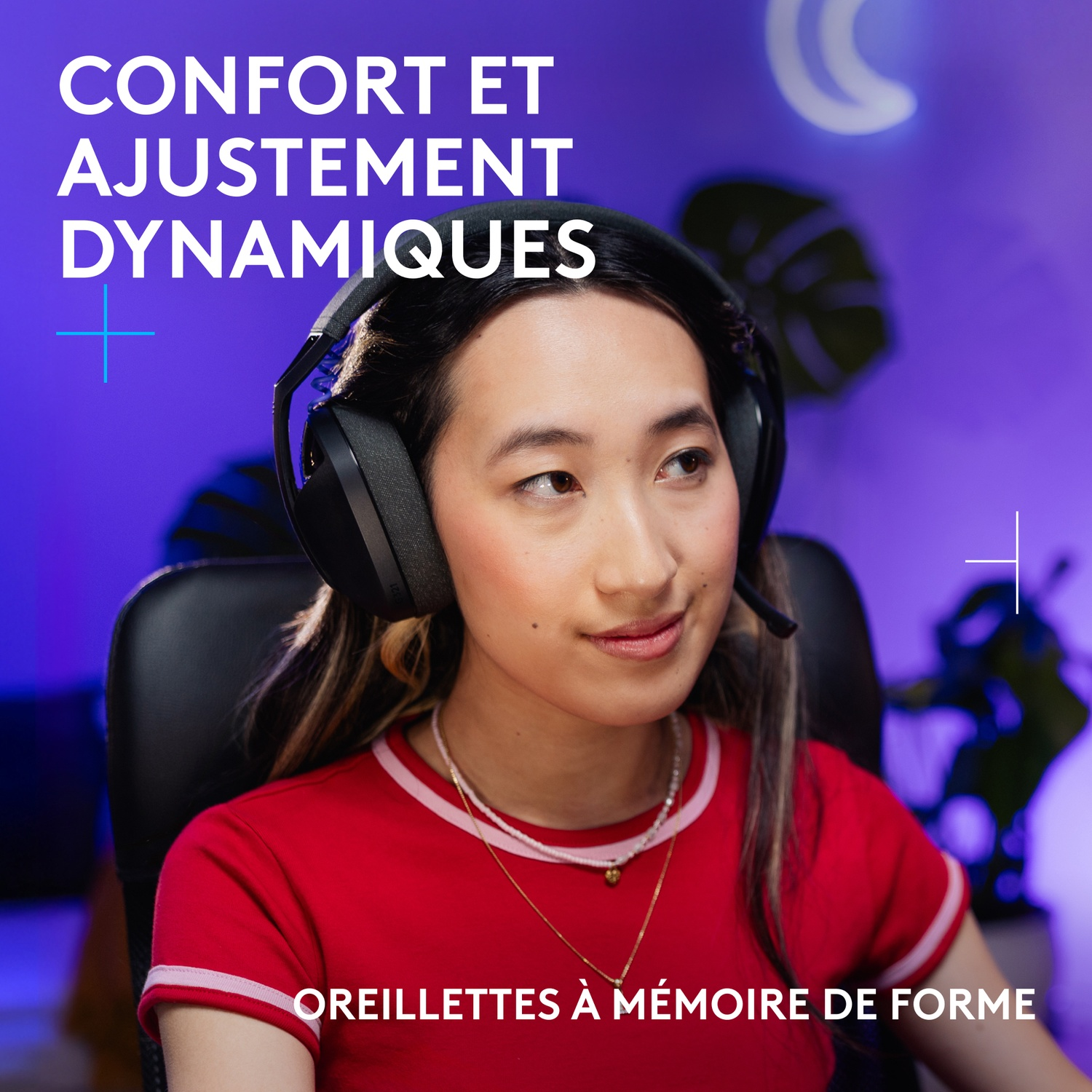 Jeune femme avec casque et t-shirt rouge assise devant fond violet.