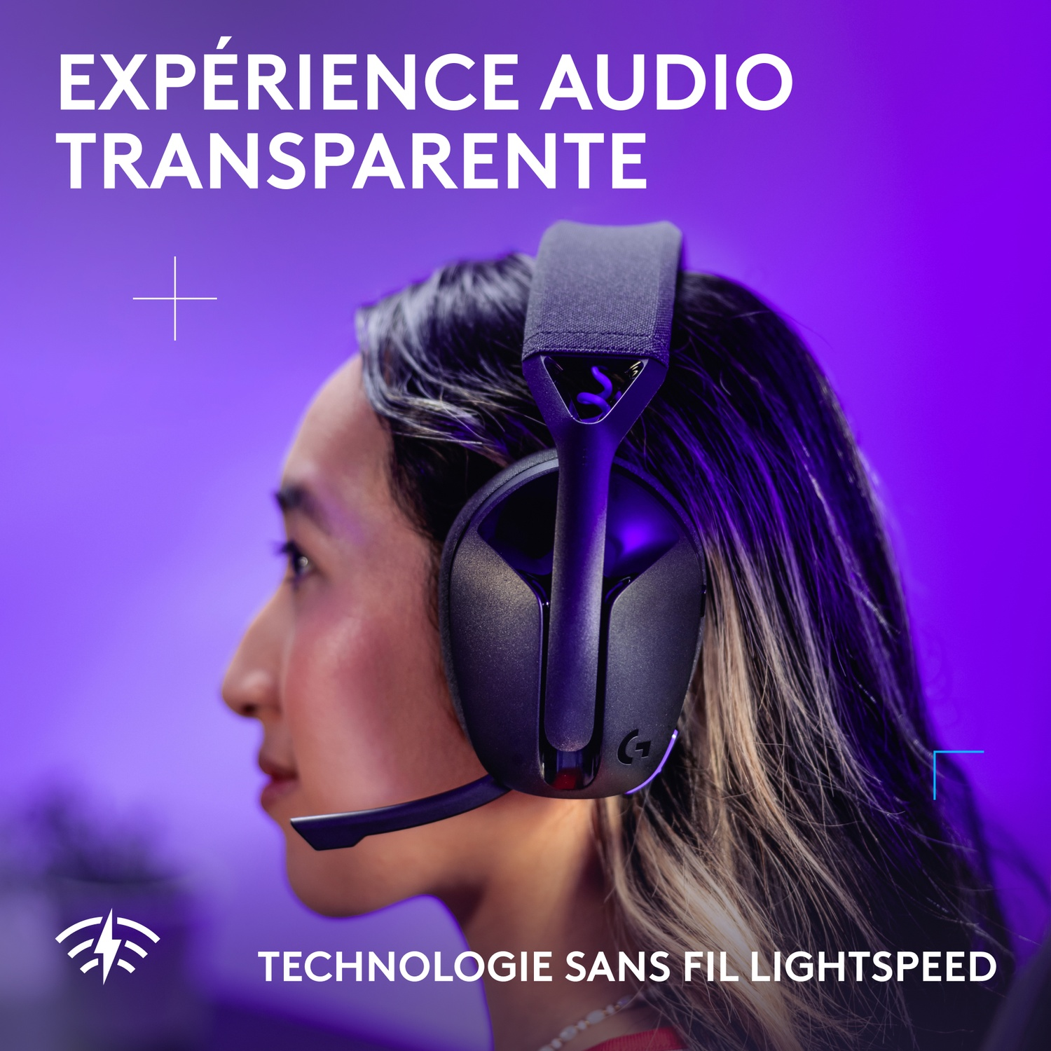 Femme portant un casque noir avec micro, fond violet. Texte : Expérience audio transparente. Technologie Lightspeed sans fil.