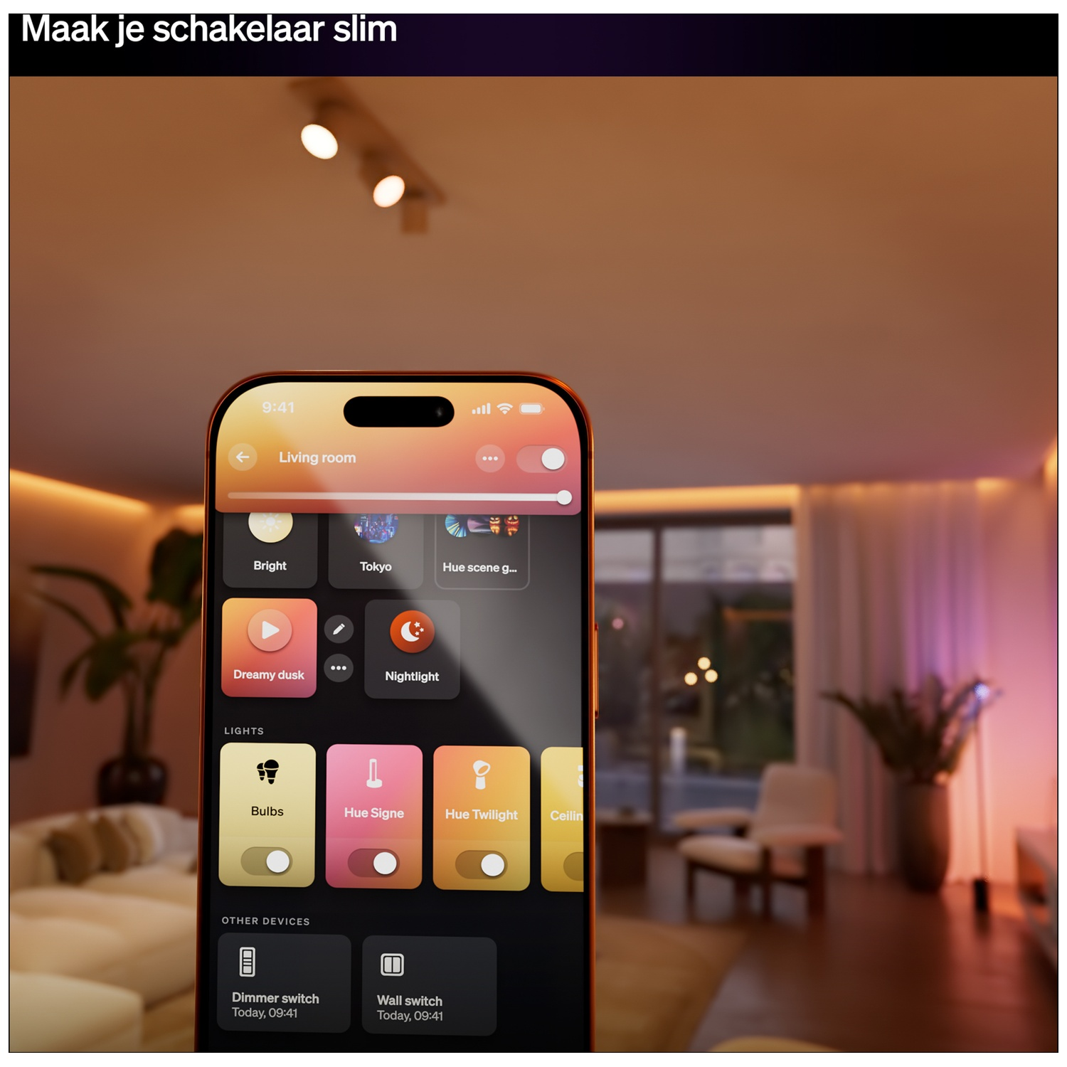 Écran de téléphone affichant l'application Philips Hue. Lumières et appareils du salon contrôlés.