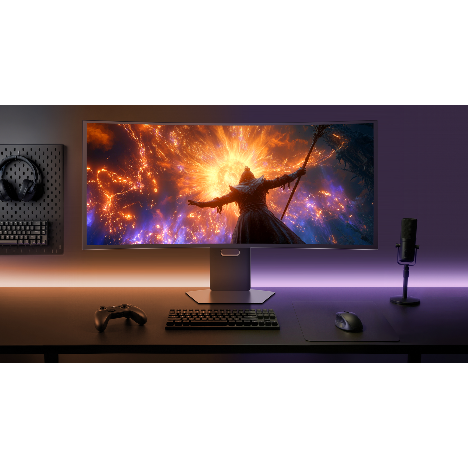 Gebogen monitor toont fantasy-scène. Bureau met toetsenbord, muis, controller, koptelefoon, microfoon.