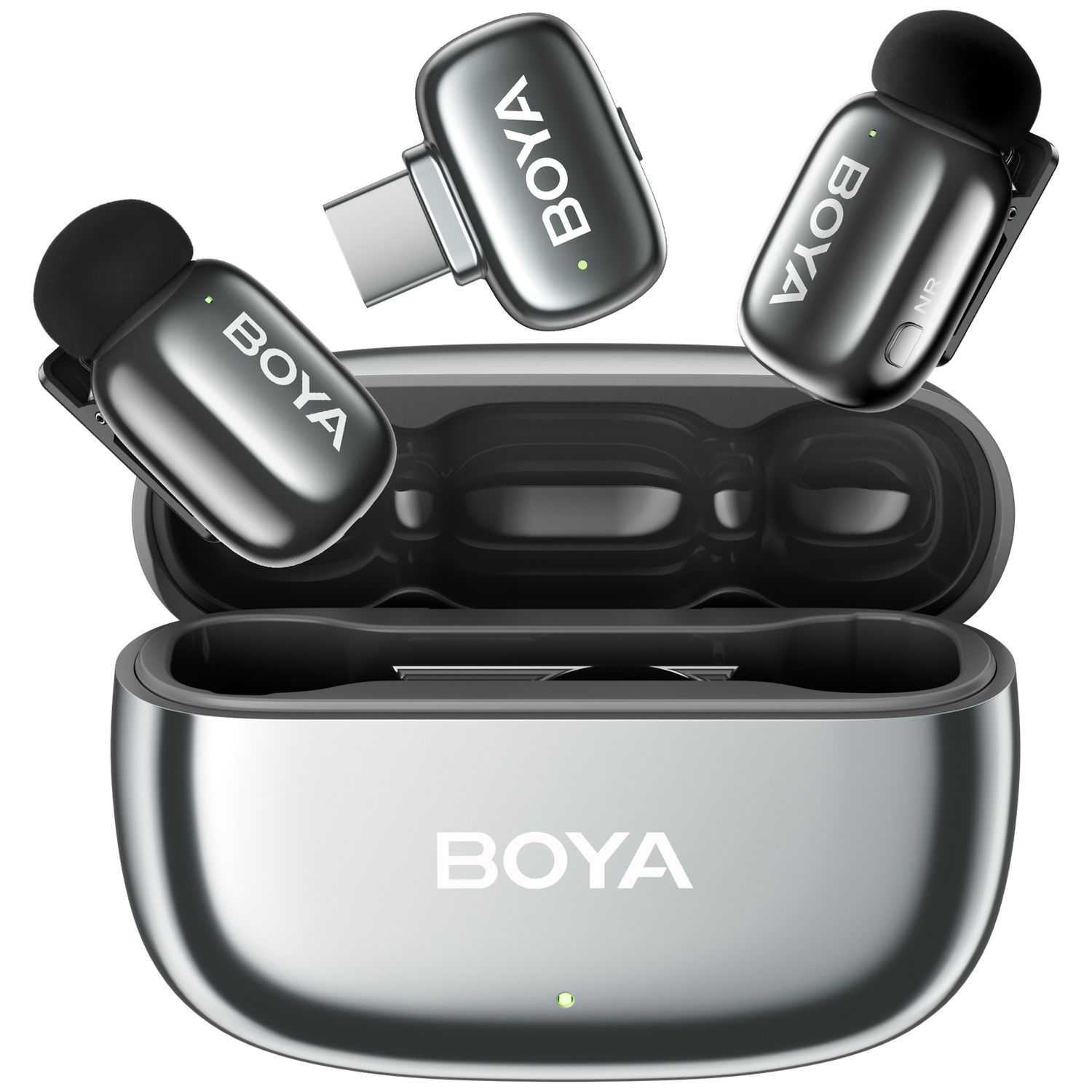 Zilveren oplaadcase met drie zwarte BOYA microfoons, één met USB-C connector.