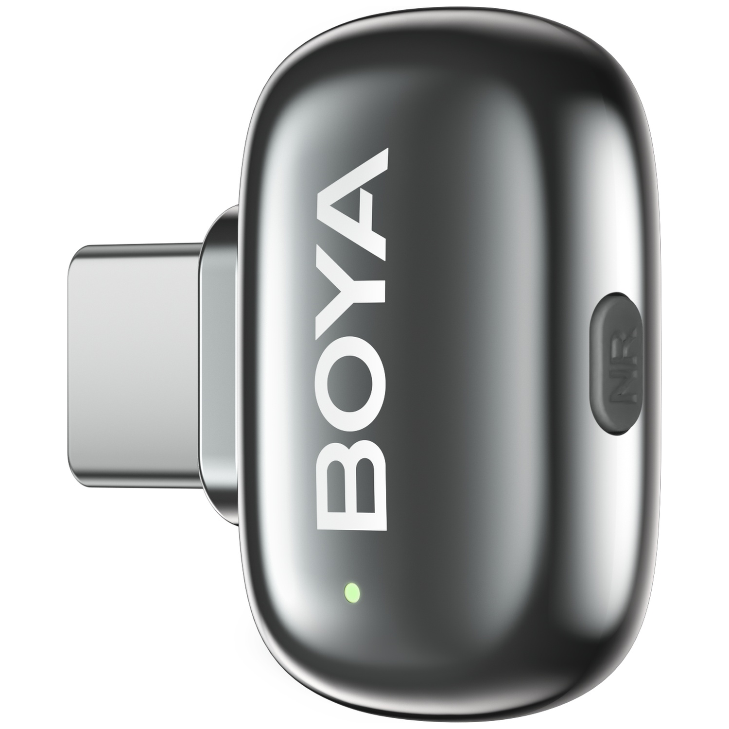 Glanzende zilveren microfoonadapter met BOYA-logo en groen lampje.