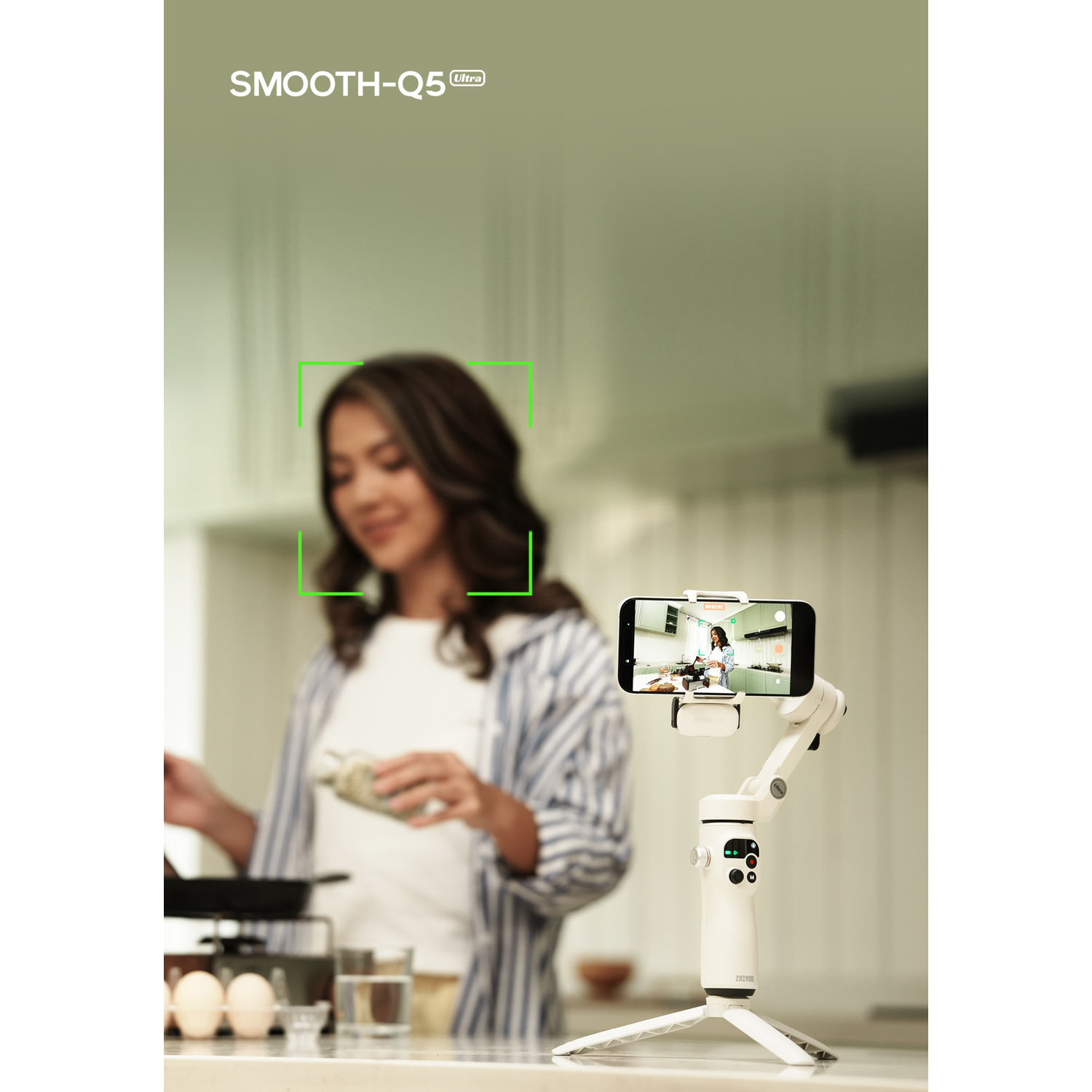 Een gimbal met smartphone filmt een vrouw in een keuken. Tekst: SMOOTH-Q5 Ultra.