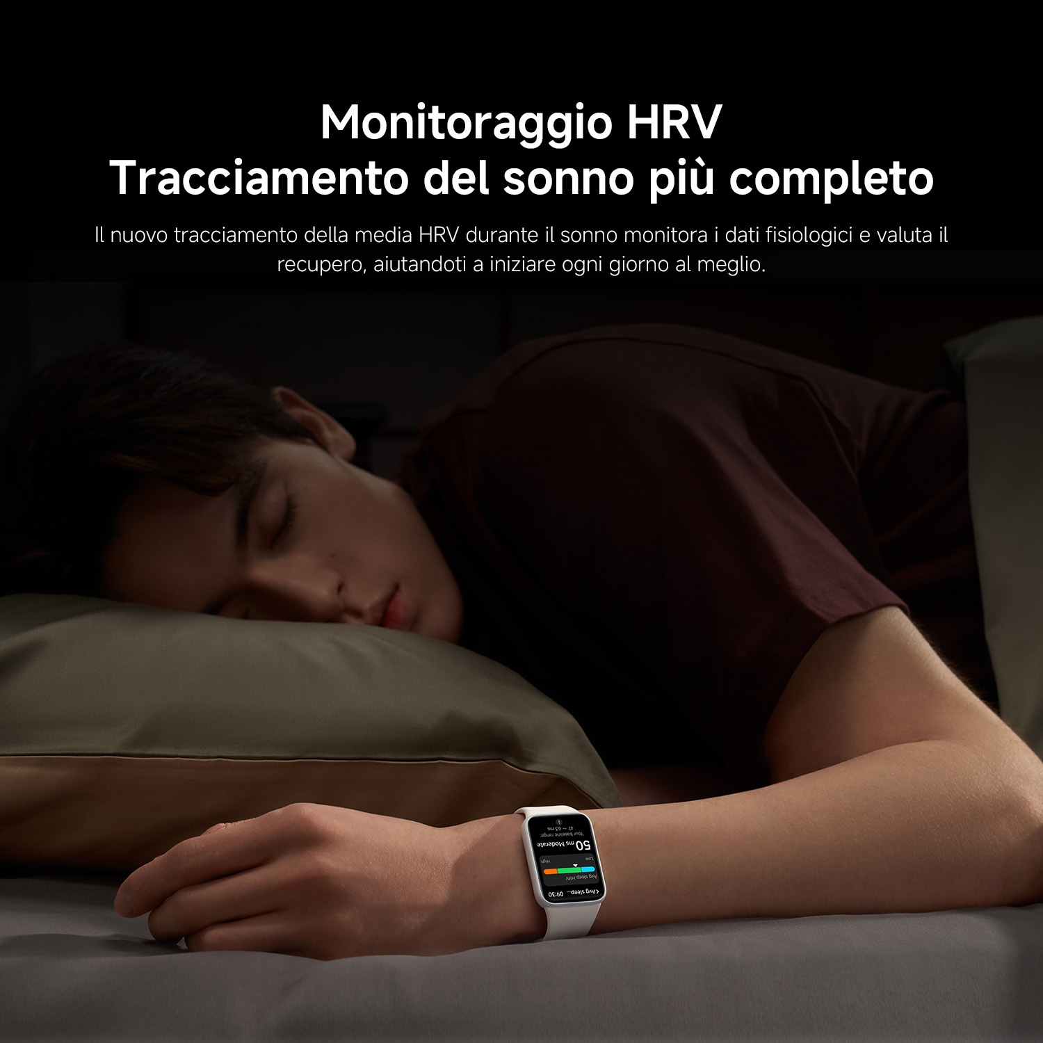 Una persona dorme su un cuscino, indossa uno smartwatch con dati HRV.