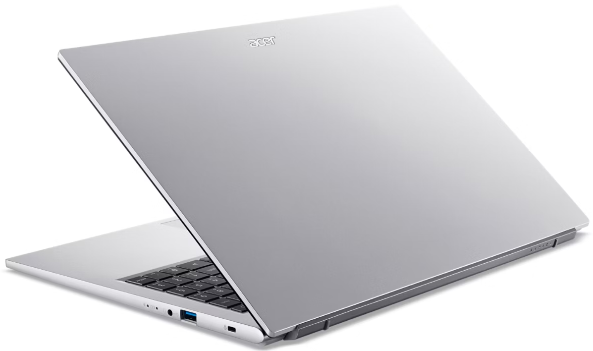 Egy ezüst Acer laptop nyitott fedéllel, fehér háttér előtt.