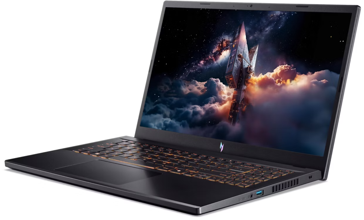 Egy fekete laptop világító billentyűzettel űrbéli jelenetet mutat rakétával.