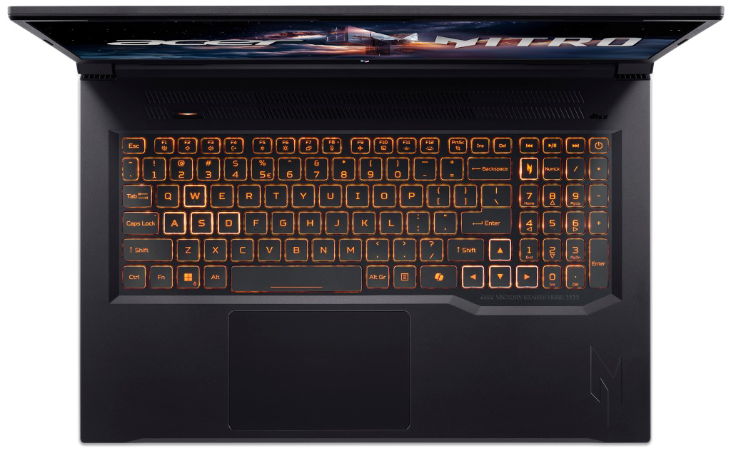 Egy fekete laptop világító billentyűzettel és nyitott képernyővel.